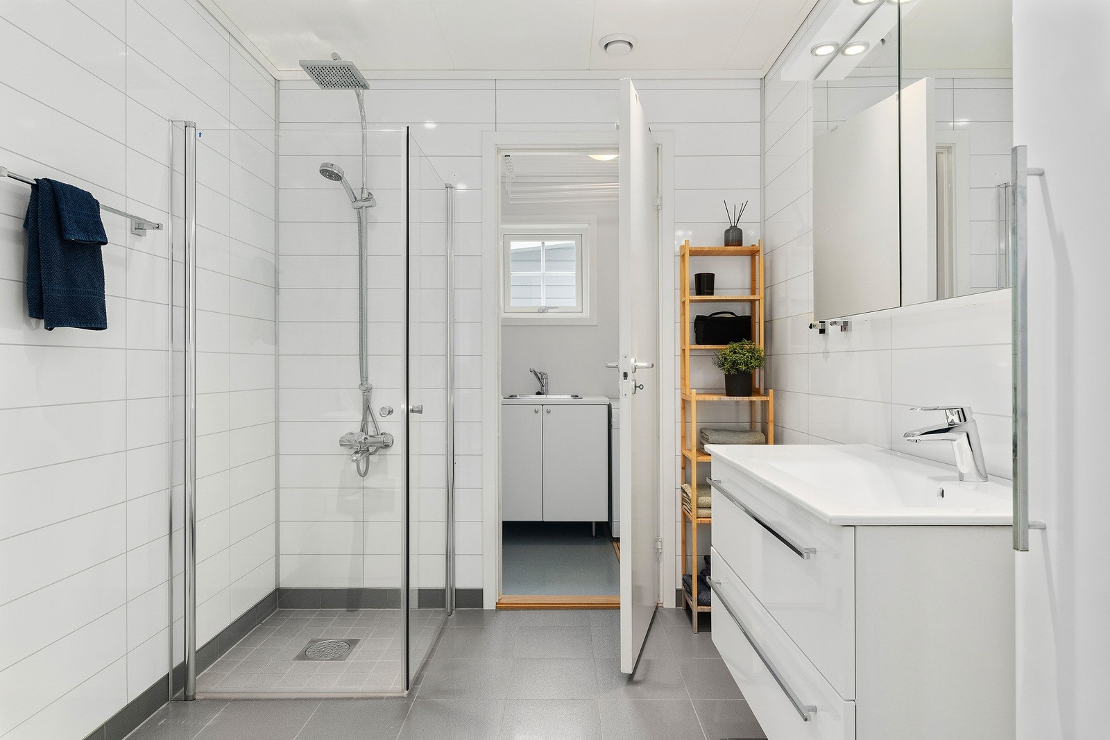 Tidløst bad med skuffeløsning på servantinnredning, og ikke minst eget vaskerom i tilknytning til badet som gir enda et plusspoeng. Dusjhjørnet er fra 2023 Galleribilde