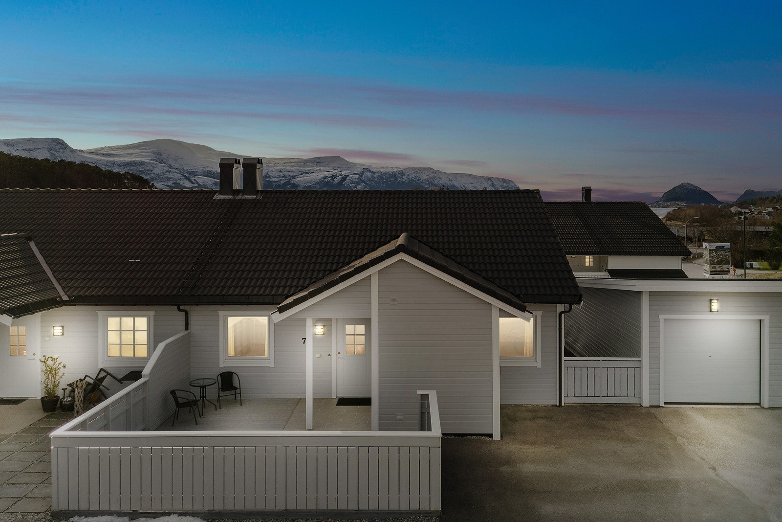 Skumringsbilde med utsikt vestover mot Sukkertoppen og Sulafjellet Galleribilde