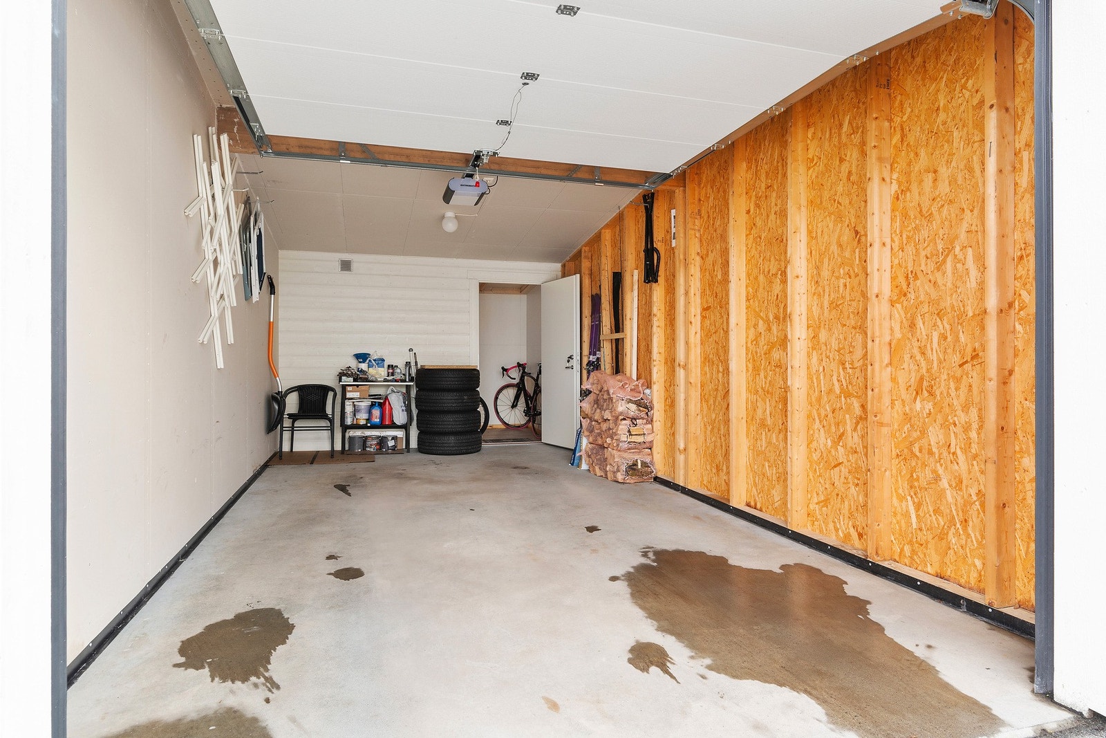 I bakkant av garasjen er det låsbar bod, nok et plusspoeng. Legg merke til ventil i vegg mellom bod og garasje Galleribilde