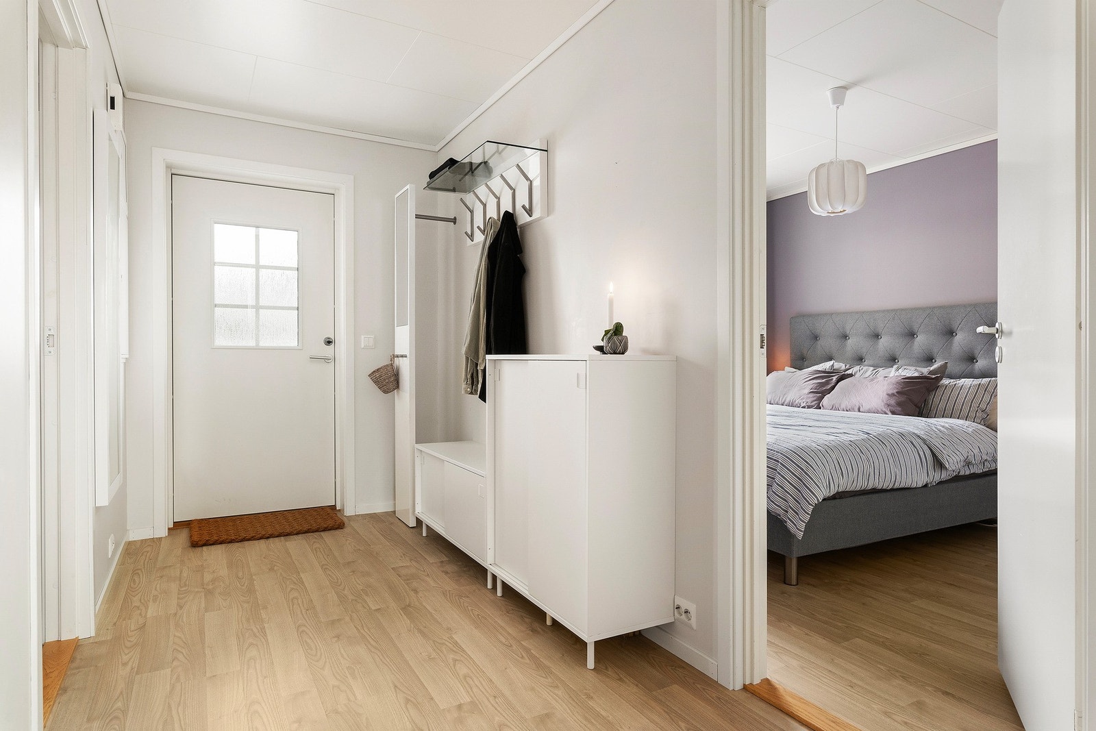 Velkommen inn. Gangen er lys og tiltalende. Leiligheten har god planløsning ved at soverommene ligger på hver sin side av gangen og ikke vegg-i-vegg. Galleribilde