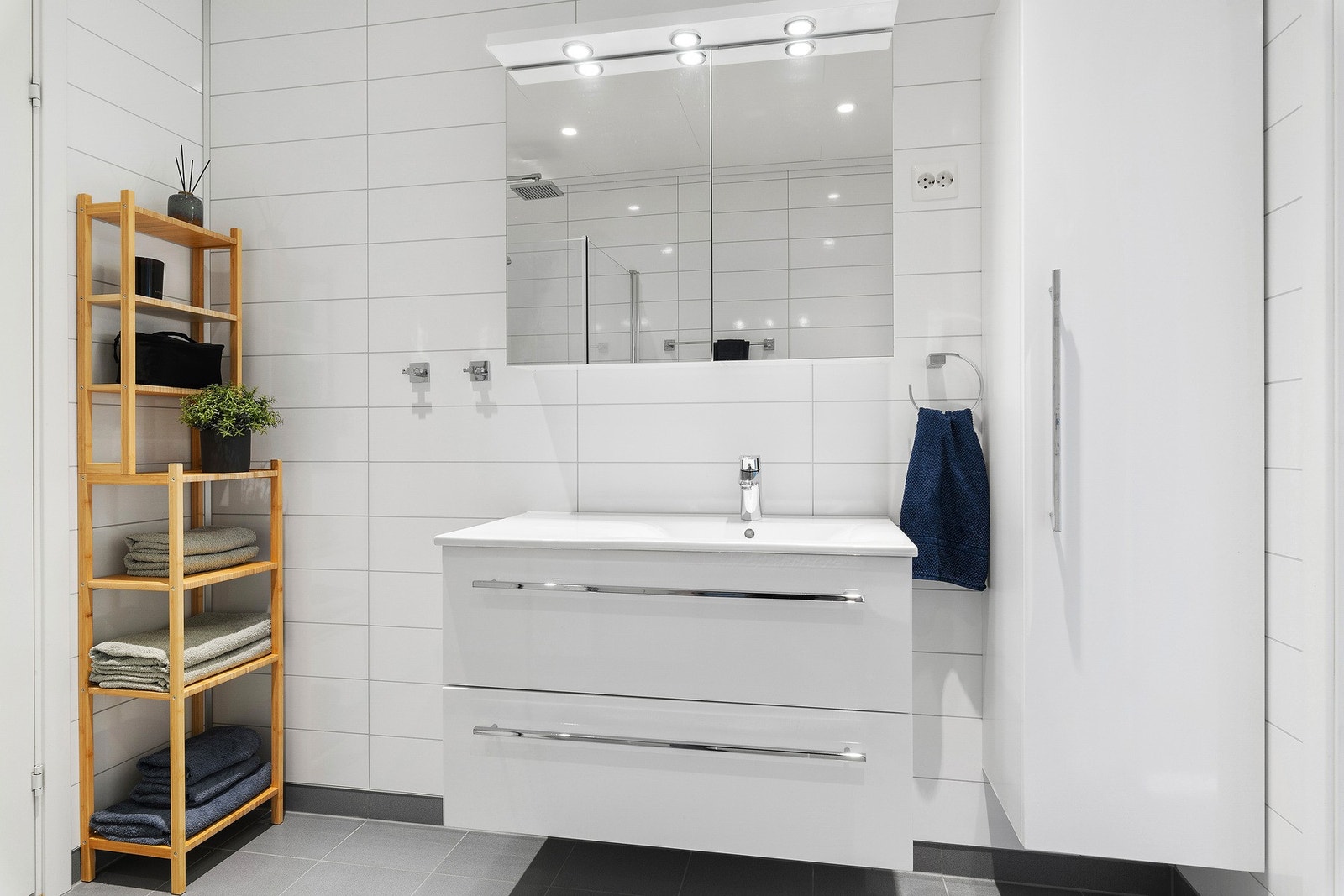 Legg merke til at du har høyskap ved siden av servantinnredningen. Galleribilde