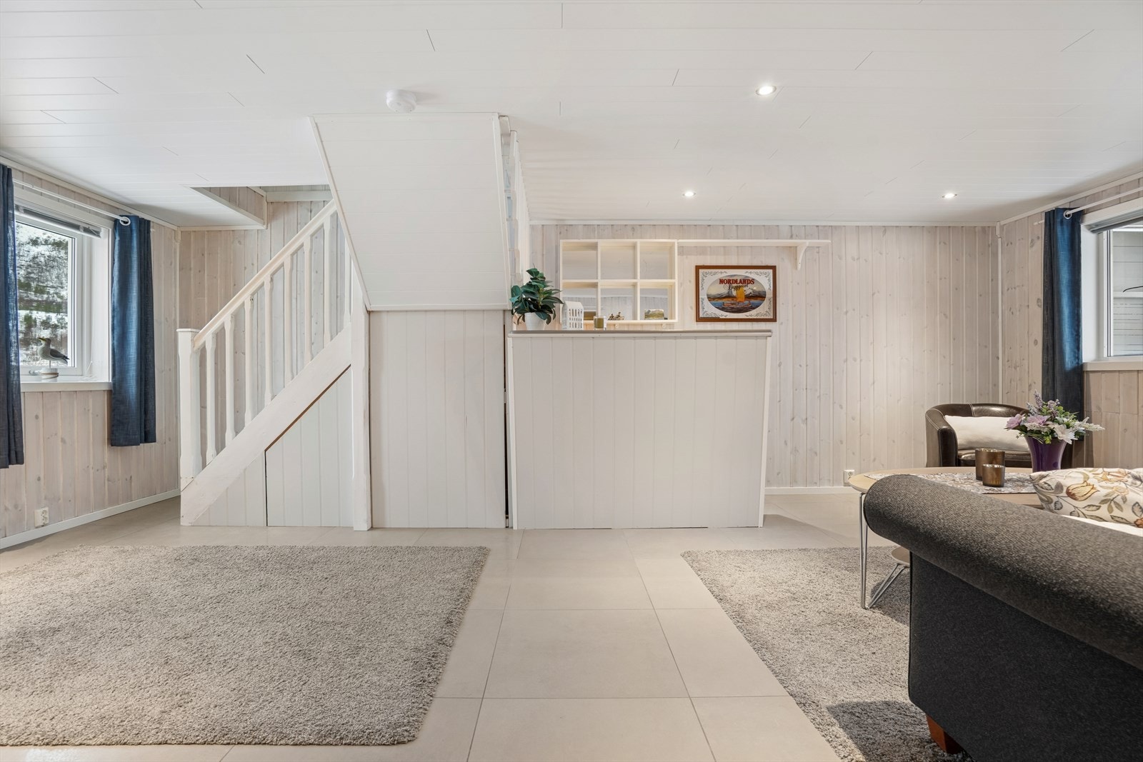 Vi starter i en lys og innbydende stue i første etasje. Galleribilde