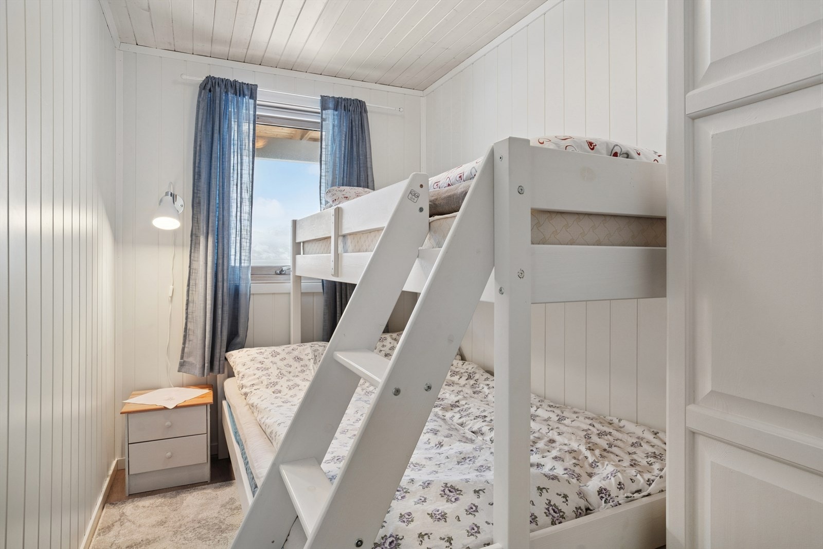 Soverom 2 i første etasje. Dette rommet har også køyeseng og garderobeskap. Galleribilde