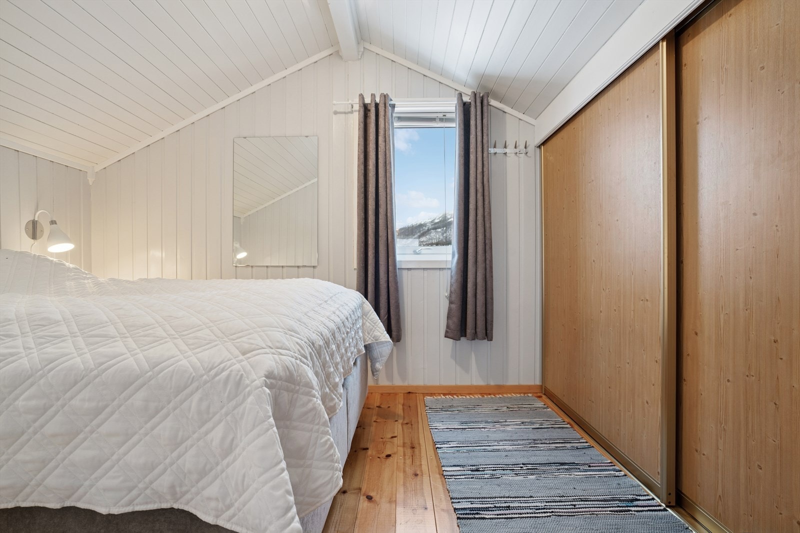 Soverom 3 har innebygget skyvedørgsarderobe. Galleribilde