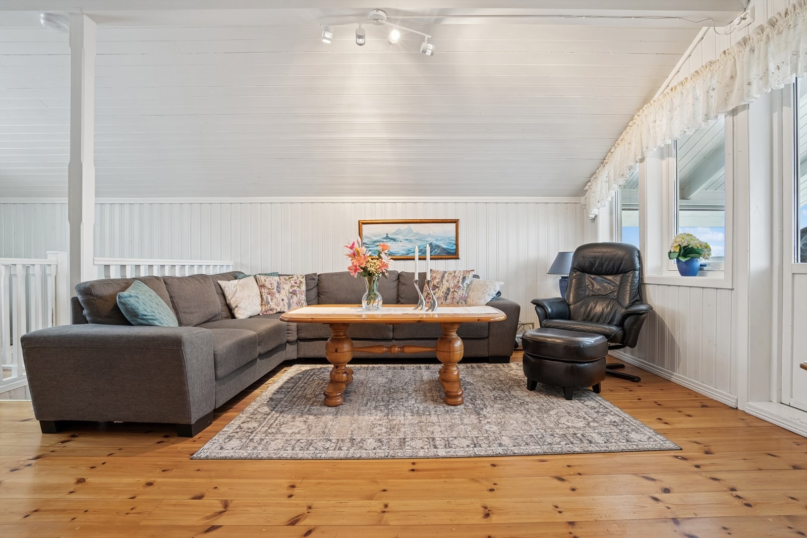 Sofakroken finner fort sin naturlige plass. Gode vindusflater sørger for at rommet får godt med naturlig lys. Galleribilde