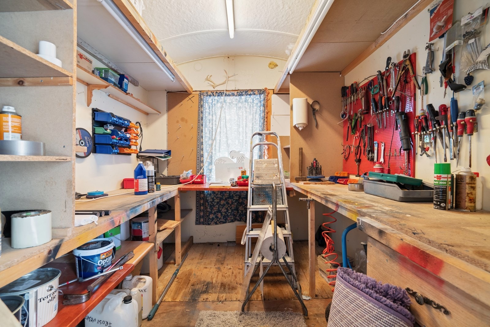 Kjekk utebod/snekkerbod. Galleribilde