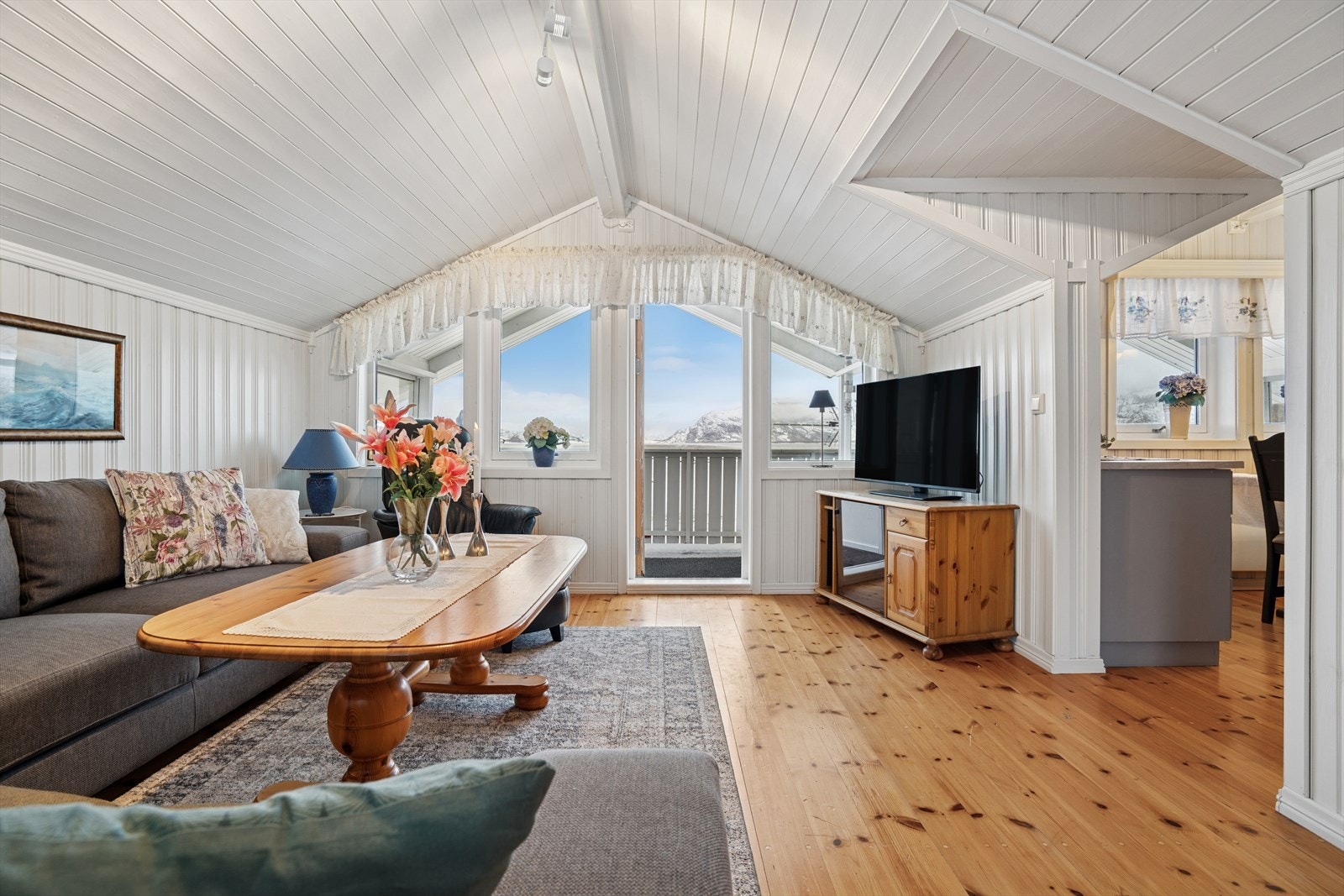 Vi beveger oss opp en etasje og møter en lun og koselig stue. Galleribilde