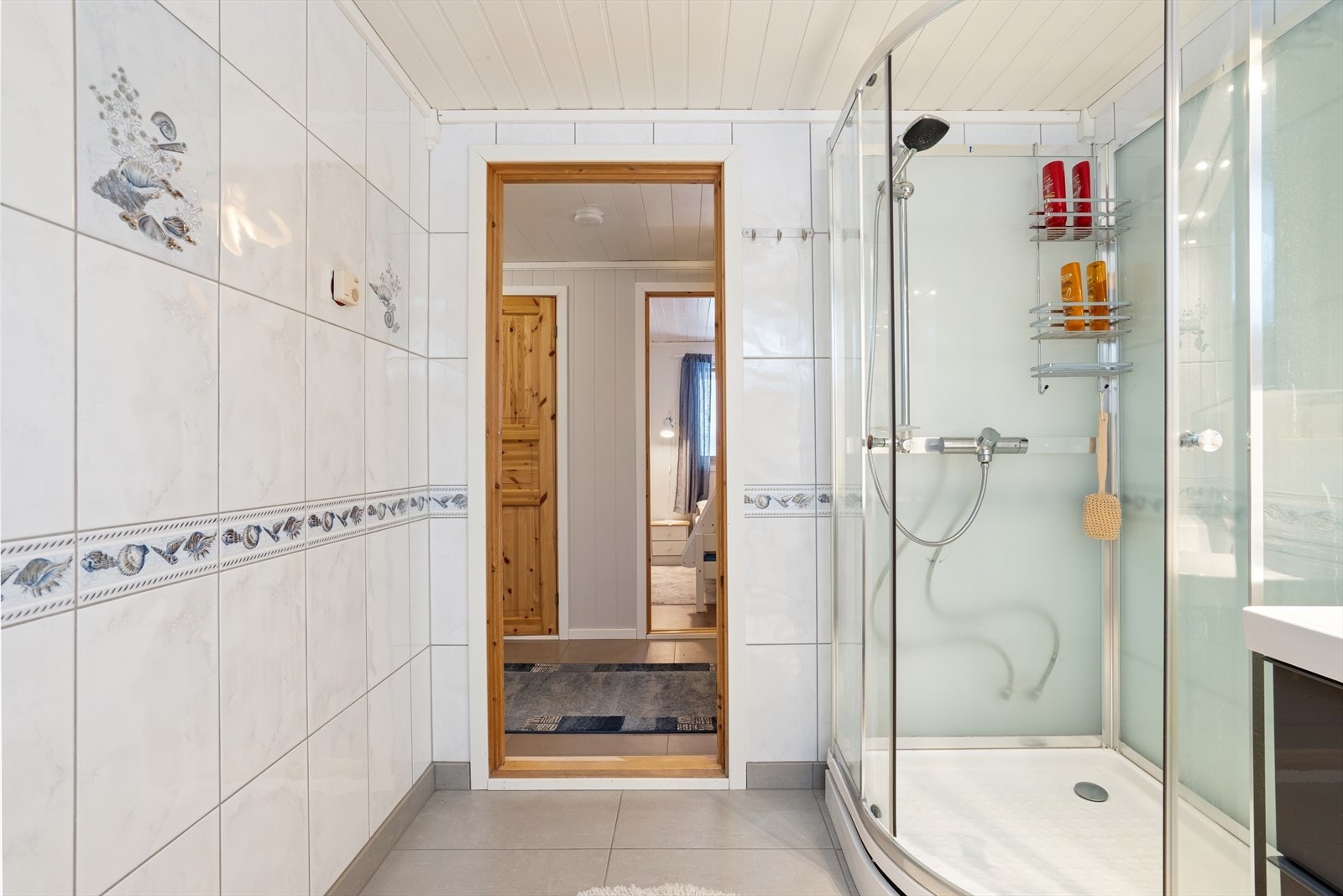 Dusjkabinett og vegghengt wc. Galleribilde