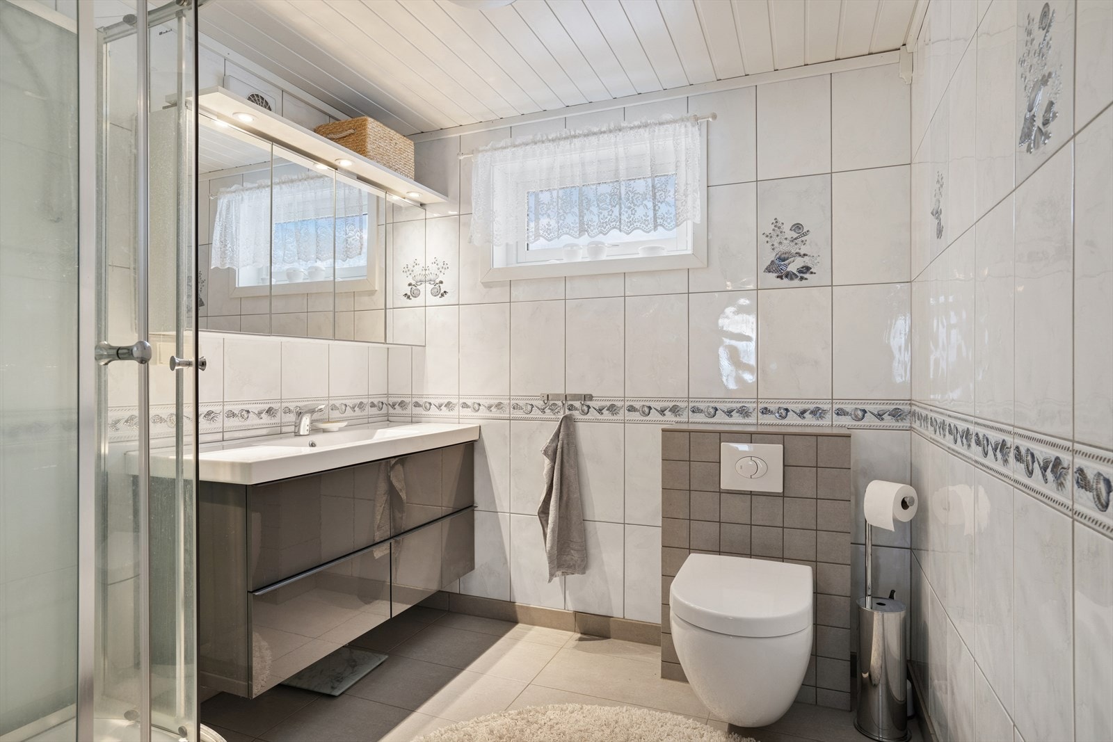 Pent flislagt bad med gulvvarme. Galleribilde