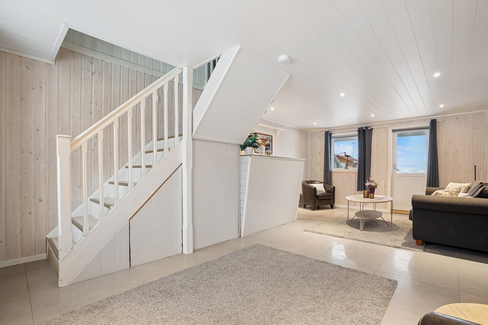 Det er vannbåren gulvvarme i første etasje. Flotte detaljer med downlights i tak. Galleribilde