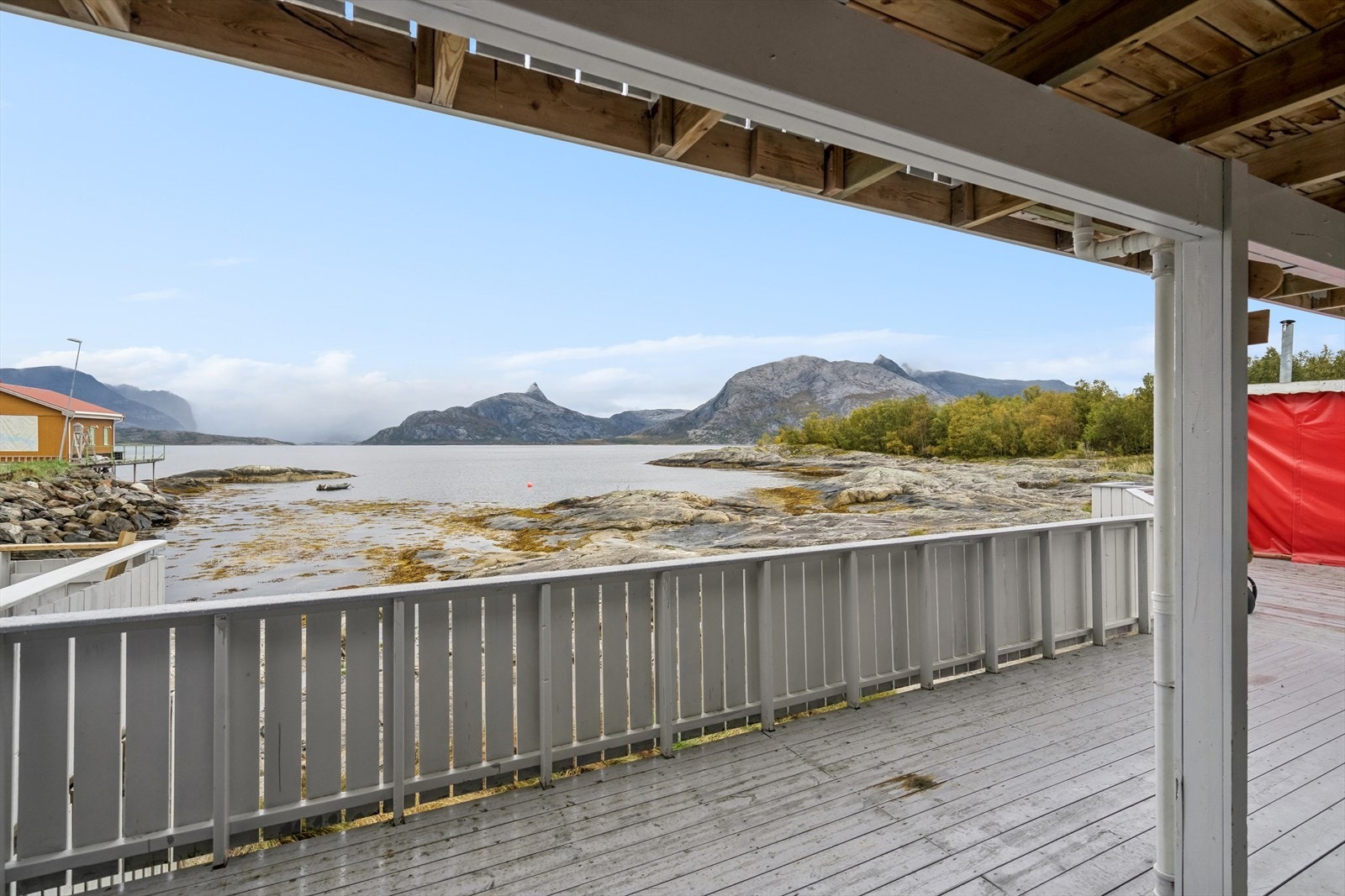 Fra stuen er det videre utgang til en stor terrasse med fabelaktig utsikt mot sjø og fjell. Galleribilde
