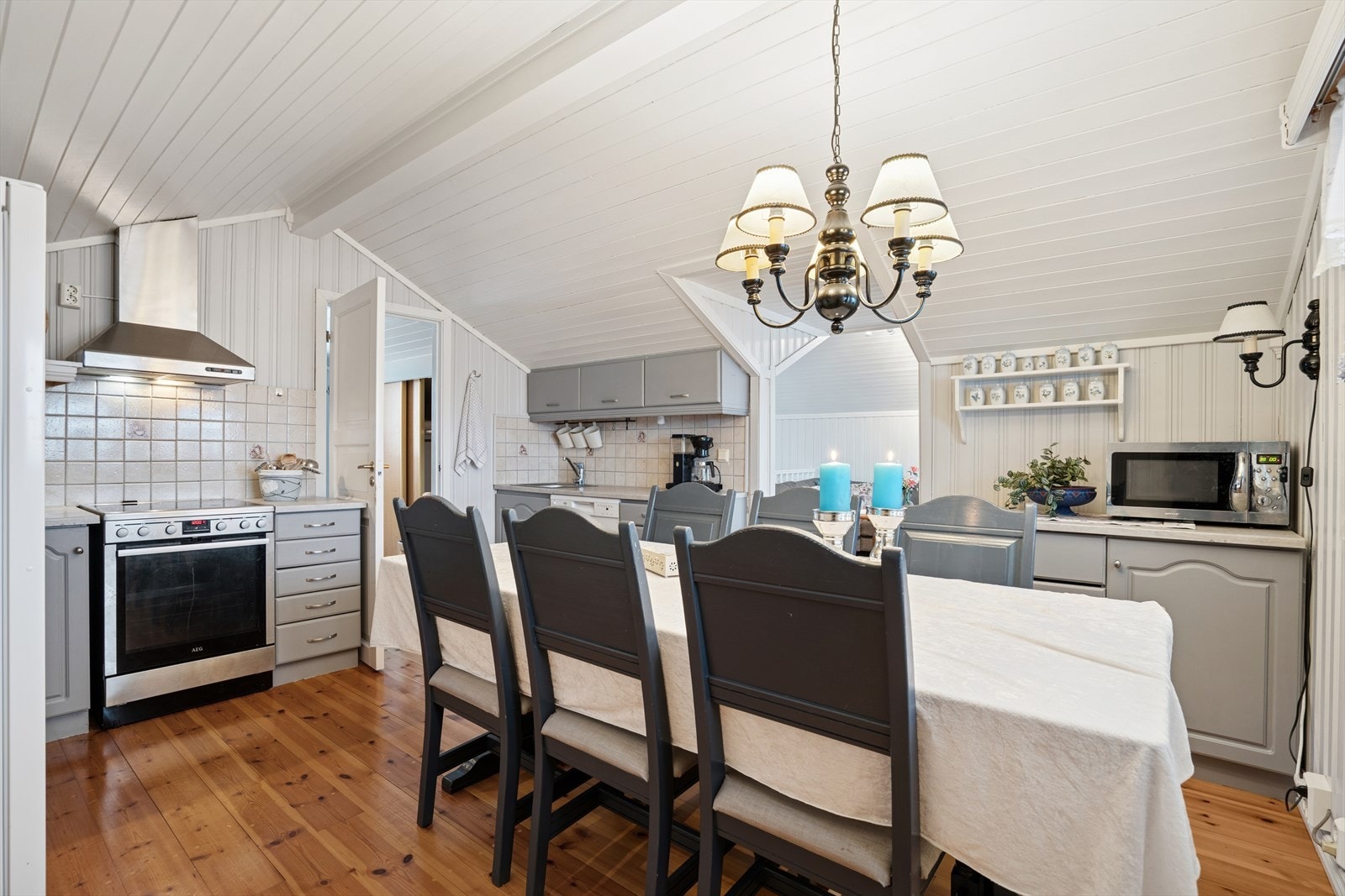 Innredning med frittstående komfyr, oppvaskmaskin og kjøl/frys. Galleribilde