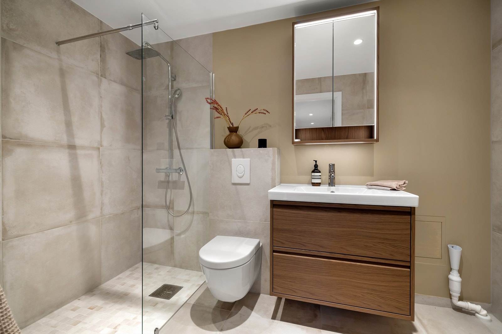 Badet har en flott dusjnisje med glassfelt fra 2025 samt både hånddusj og regndusj. Opplegg og plass for oppvaskmaskin og tørketrommel Galleribilde