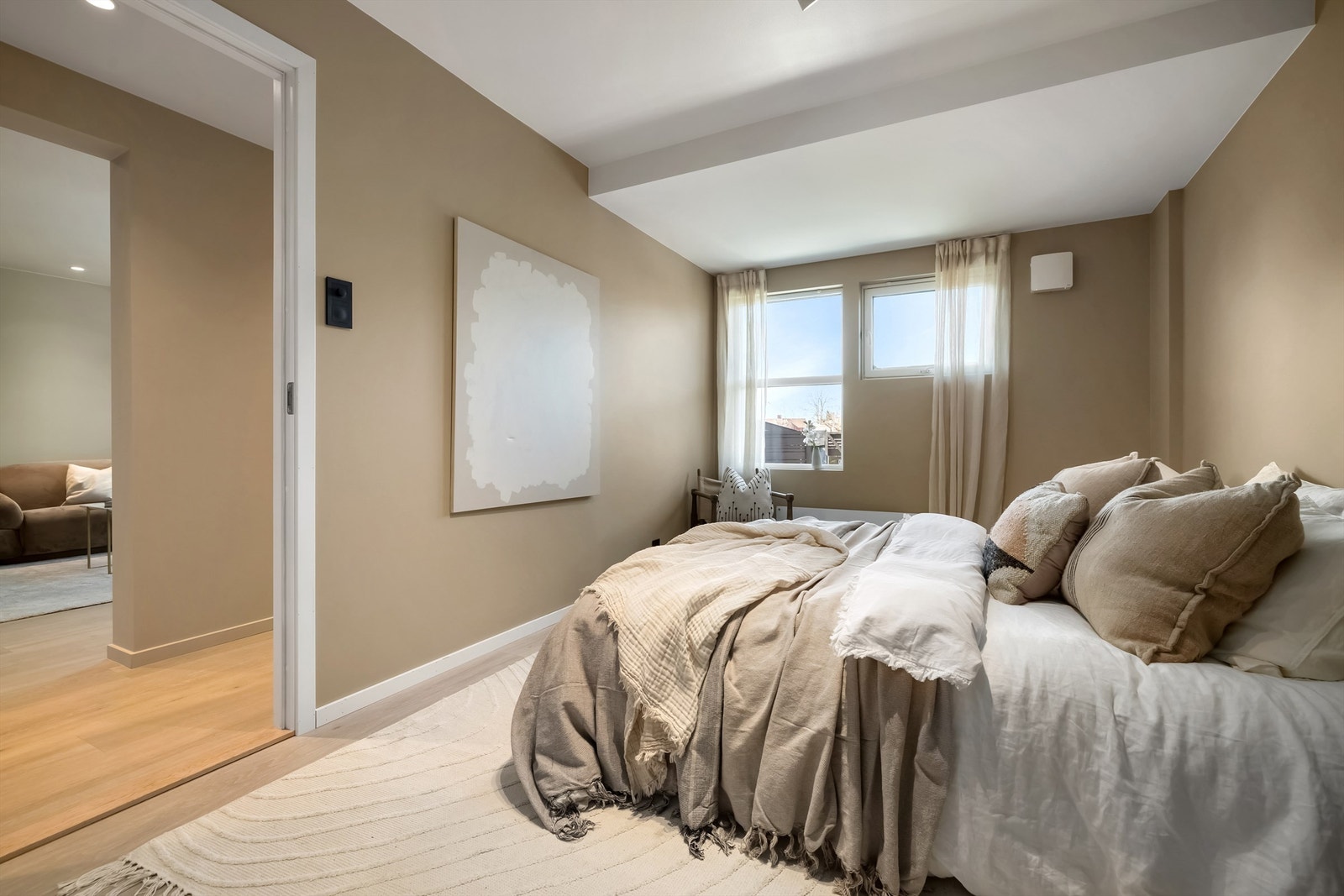 Rommet har rikelig med lysinnslipp fra vindu som skaper et luftig rom Galleribilde
