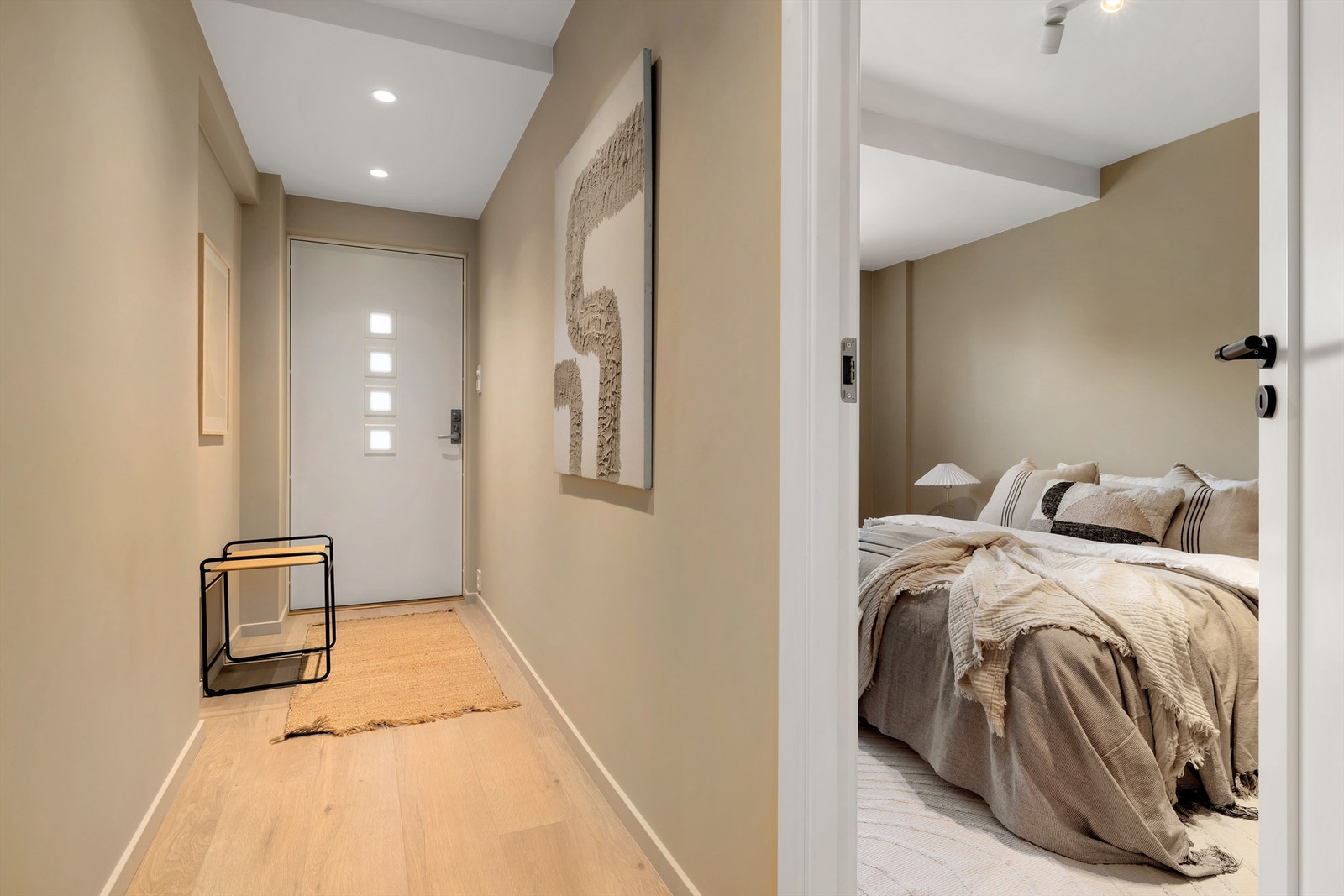 Entreen gir et godt førsteinntrykk av boligen med lyse overflater, gulvflater av laminat med varme samt downlights i himling Galleribilde