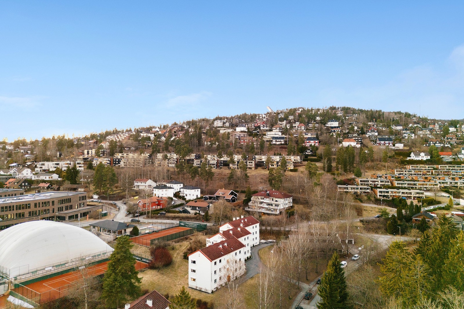Nærområdet - Se Holmenkollen på toppen av haugen! Galleribilde