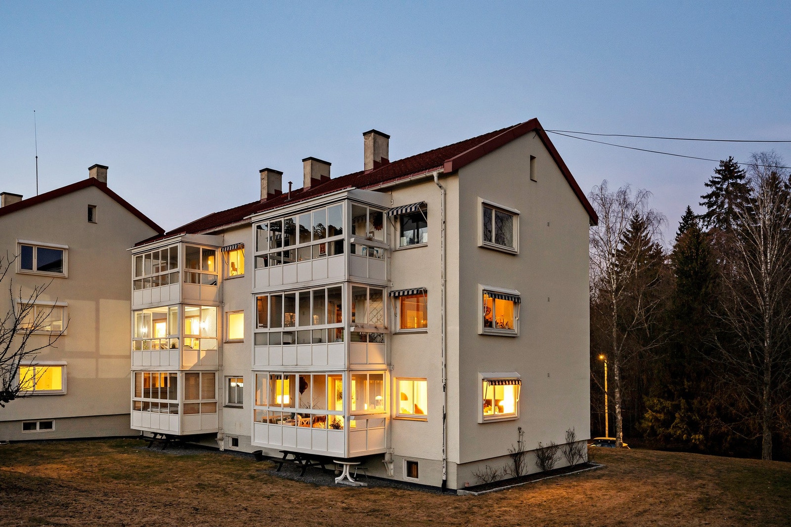Dette er en flott 4-roms leilighet med attraktiv beliggenhet på Holmen i Oslo - midt mellom natur og byliv! Galleribilde