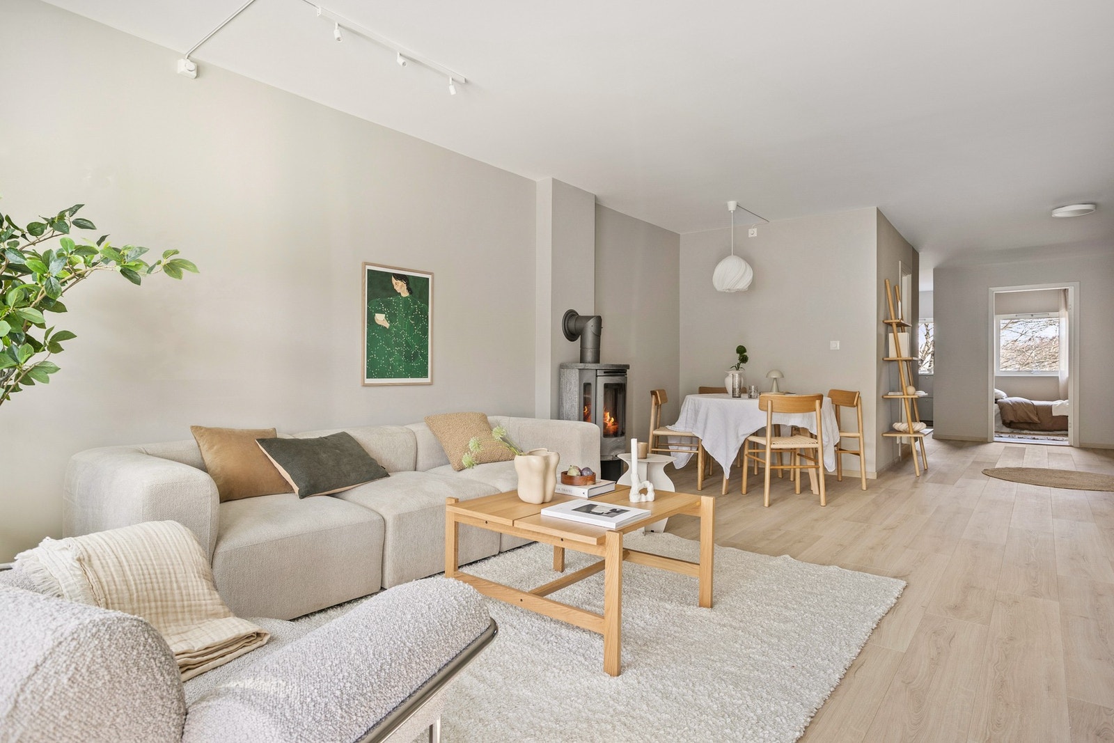 Rommets utforming gir fin plass til spisebordsgruppe. Galleribilde
