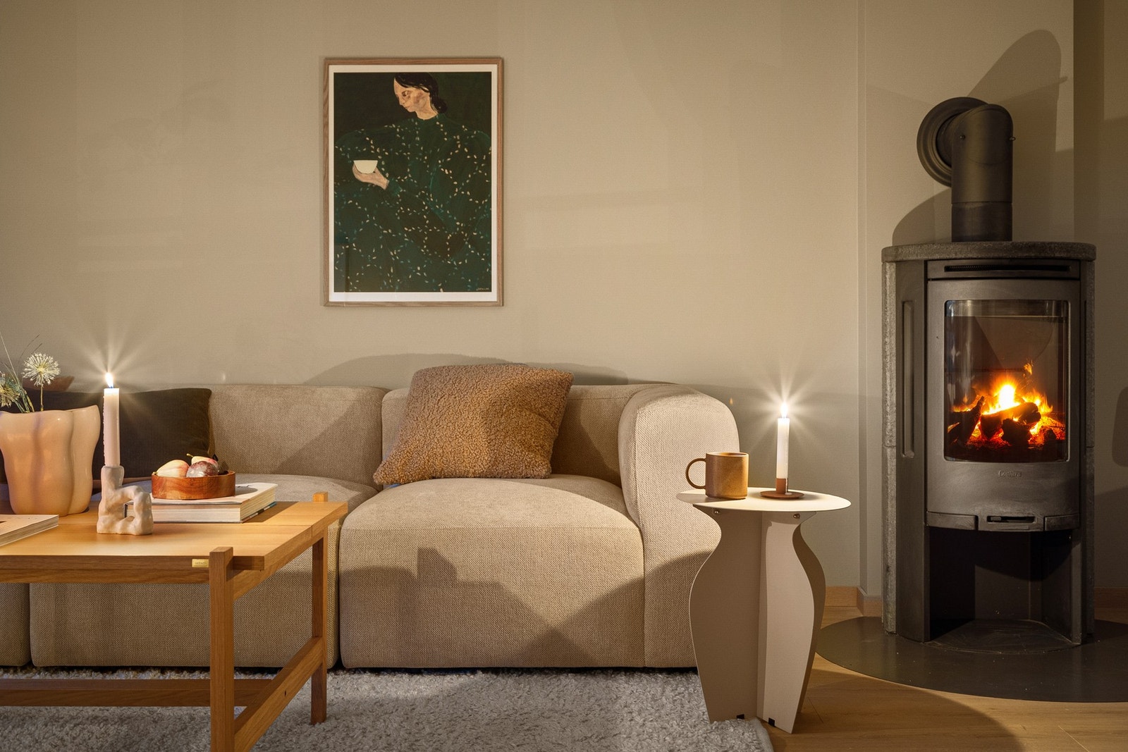 Boligen er malt i delikate, tidsriktige fargevalg og har flott laminat på gulv. Galleribilde