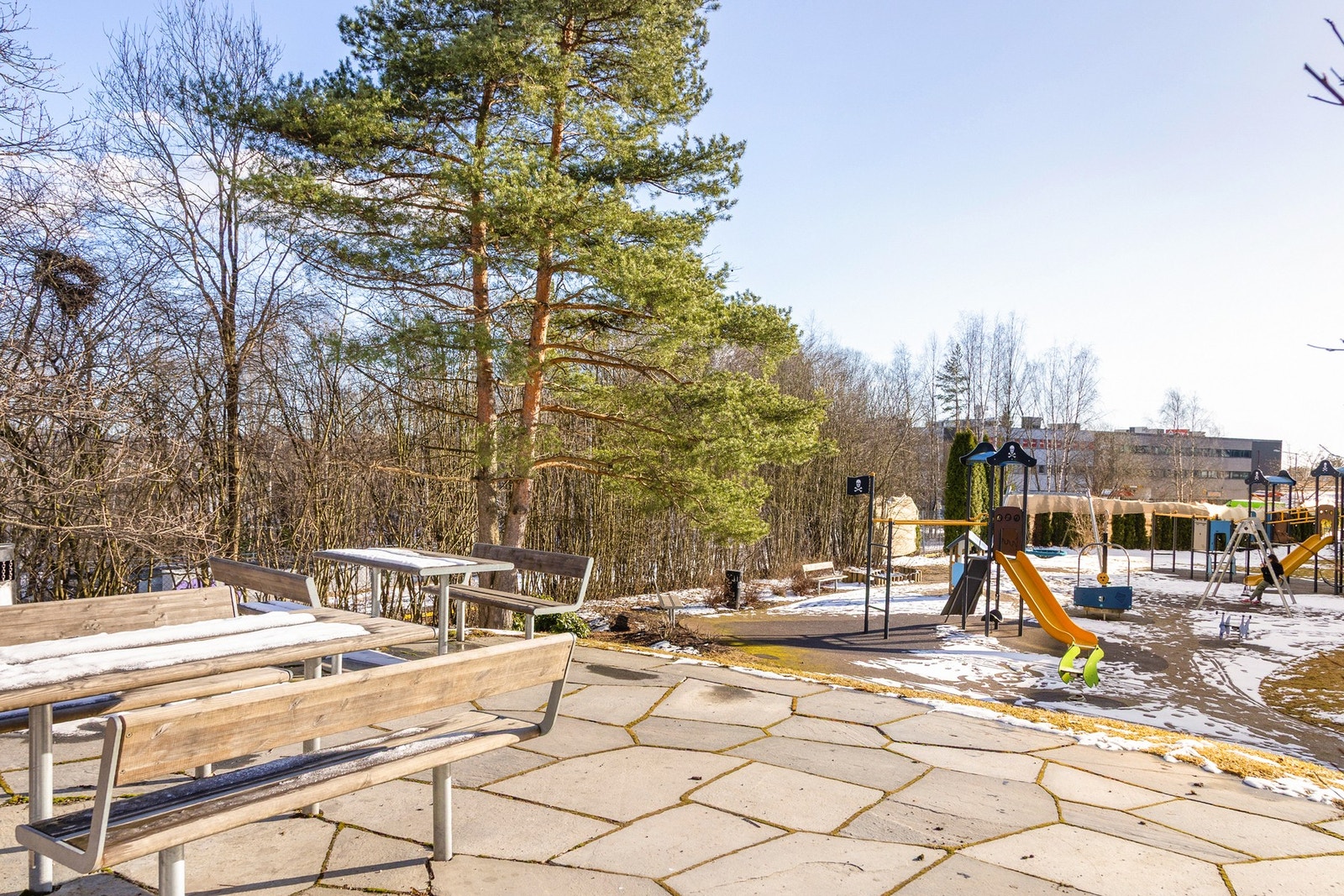 Barnevennlige omgivelser, samt pent opparbeidede fellesområder med lekeplass. Galleribilde
