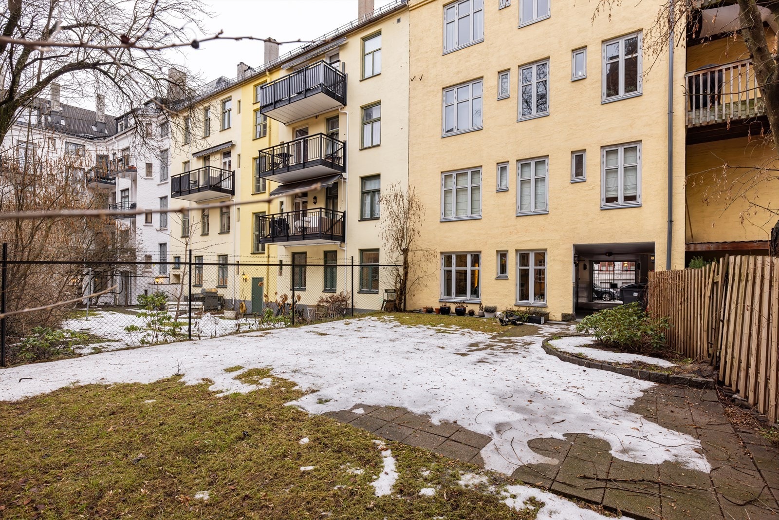 Velholdt og veldrevet sameie med felles bakgårdsrom - Her er det grill og hyggelige sittegrupper sommerstid. Galleribilde