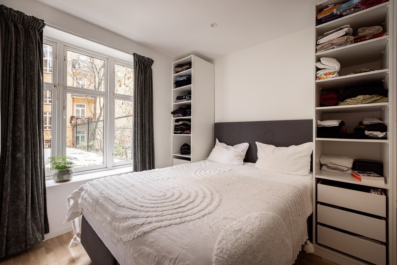 Hovedsoverom med god plass til dobbeltseng og garderobe. Galleribilde