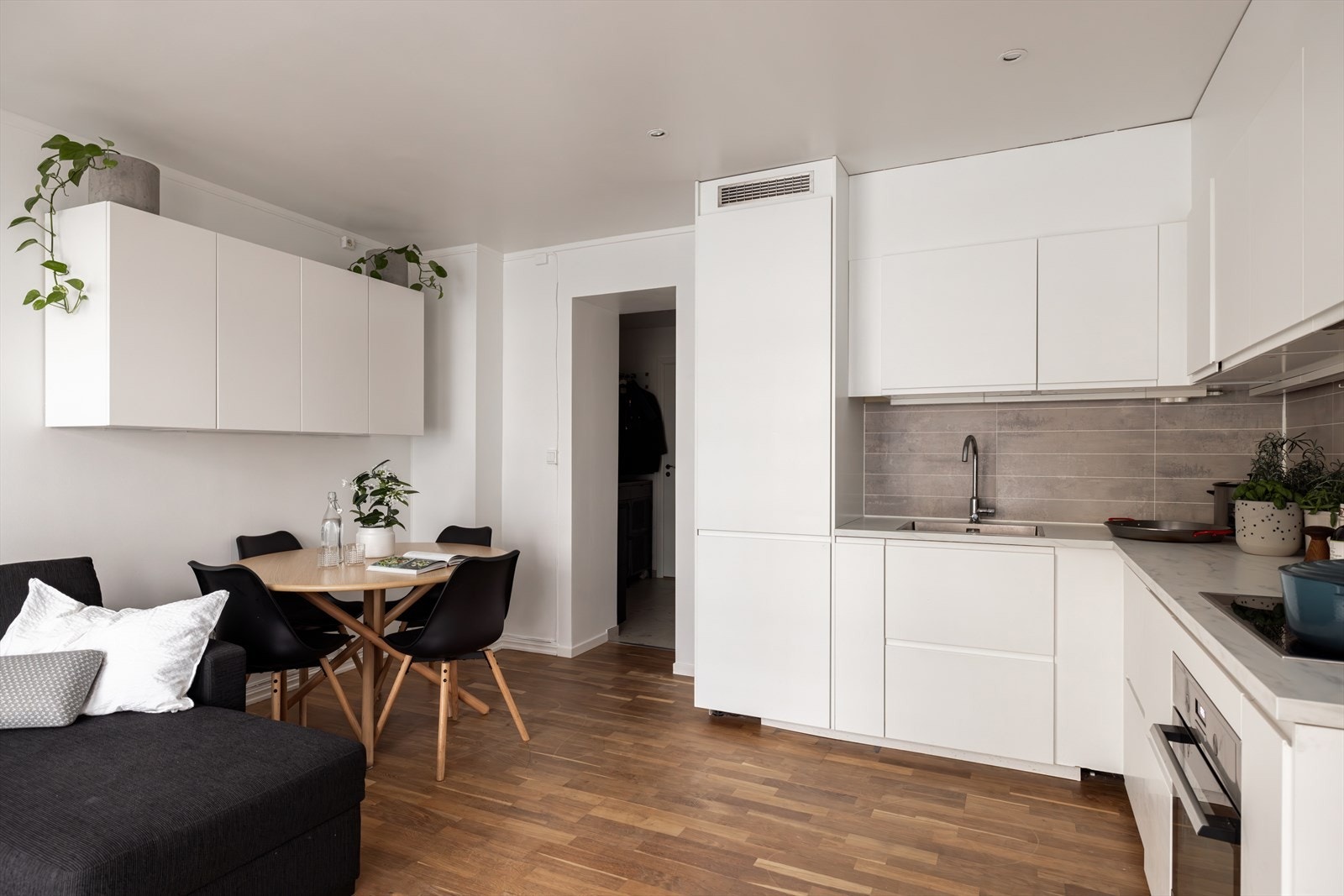 Leiligheten ligger i bygningens 1. etasje inneholder entré/gang, 2 soverom, bad og kjøkken i åpen løsning mot stue. Galleribilde