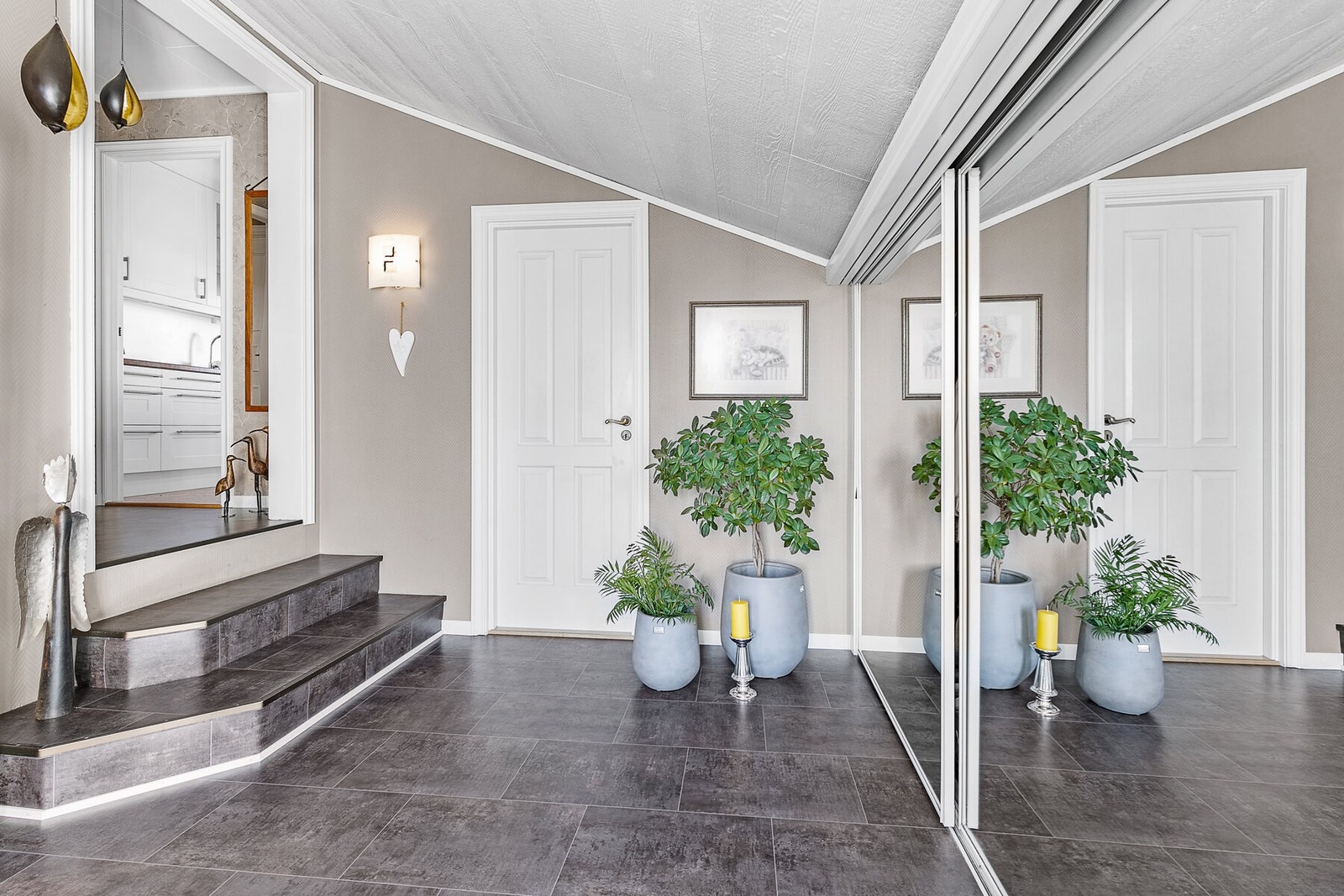 Legg merke til garderoberekken til høyre med speilfronter og rikelig med oppbevaringsplass. Galleribilde