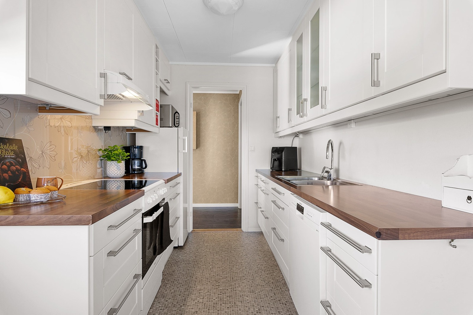 Lyst og pent kjøkken med god oppbevaringsplass. Galleribilde