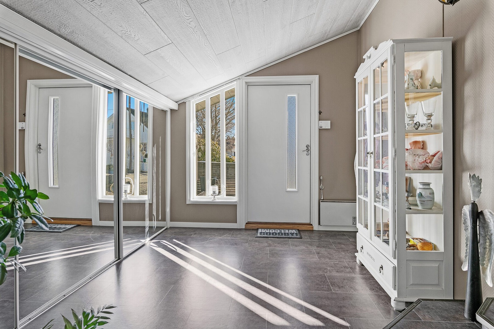 Entreén ble senere påbygd, og gir en romslig og innbydende velkomst. Galleribilde