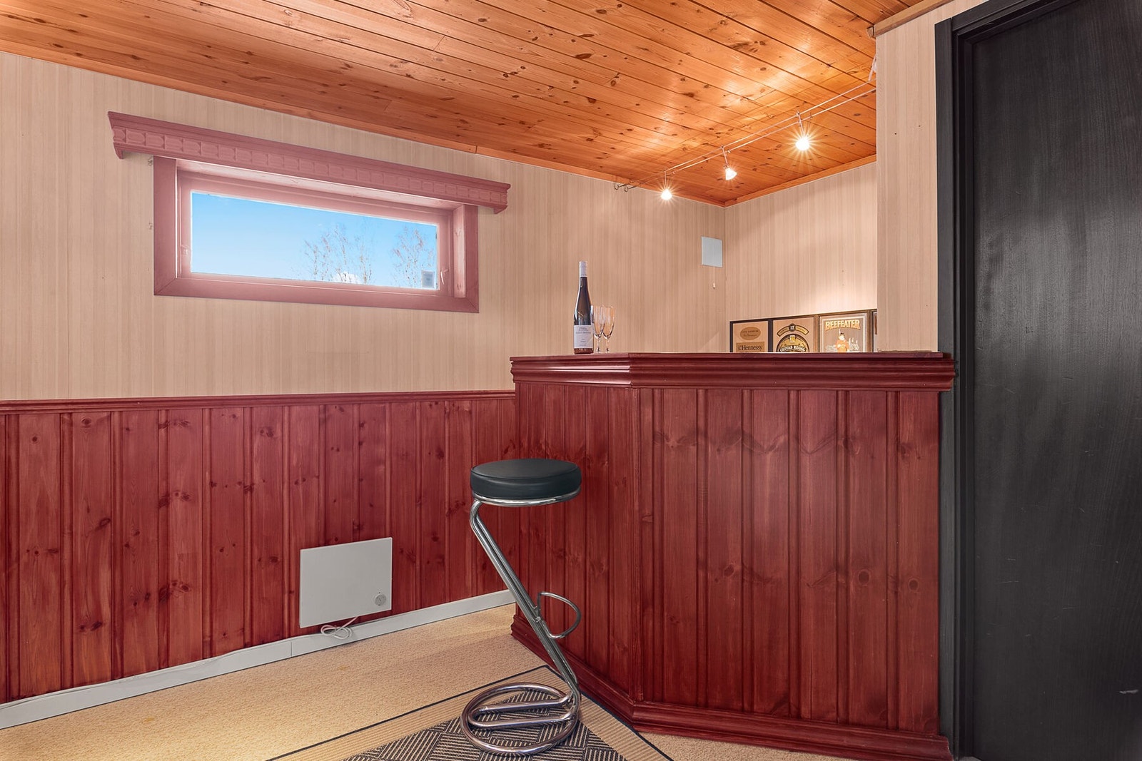 Kjelleretasjen er også innredet med eget barrom - her kan du imponere venner og kjente etter overtagelsen. Galleribilde