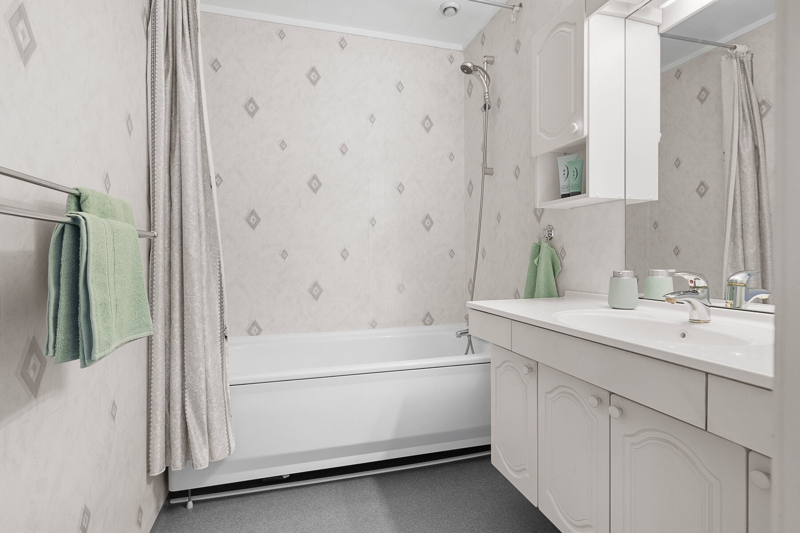 Badet ligger også i hovedetasjen. Galleribilde