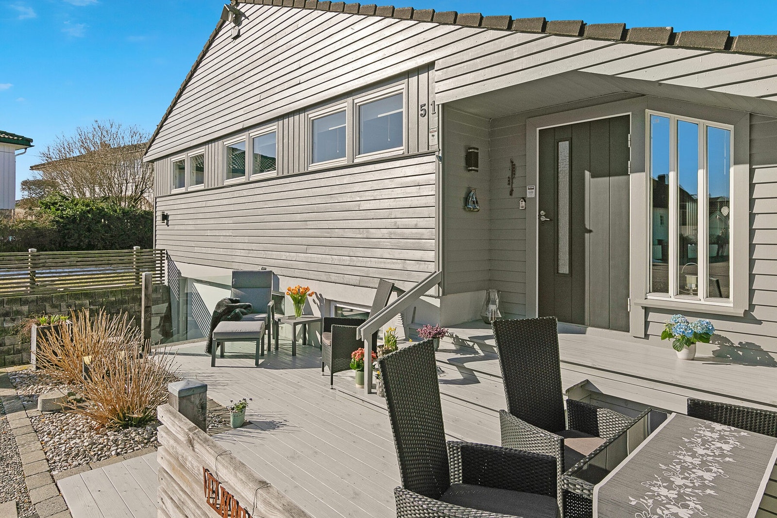 I front av boligen finner du også en pent opparbeidet uteplass - perfekt for deg som liker å nyte kaffekoppen i morgensolen. Galleribilde