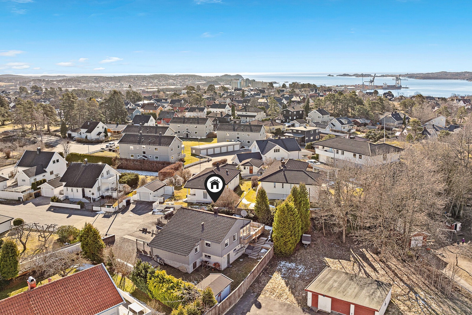 Eneboligen ligger i et familievennlig område på Nanset i enden av en stor blindvei. Galleribilde