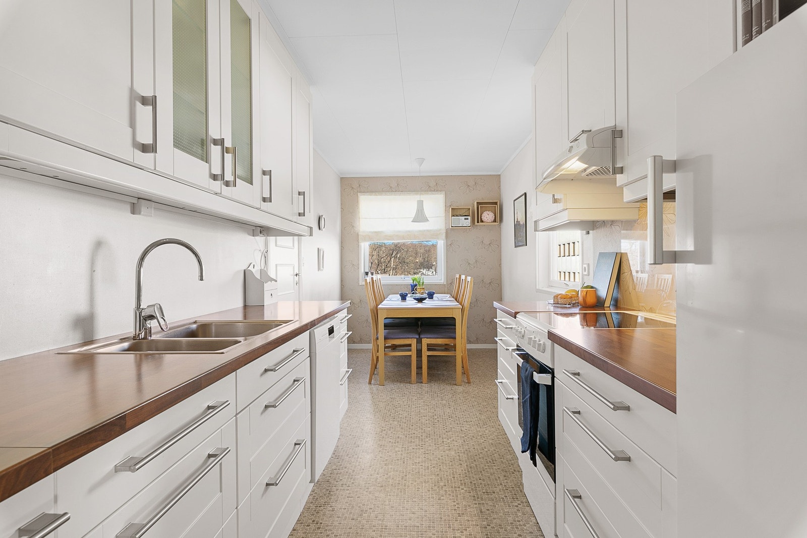 I tillegg til egen spisestue har du en fin og enkel spiseplass på kjøkkenet. Galleribilde