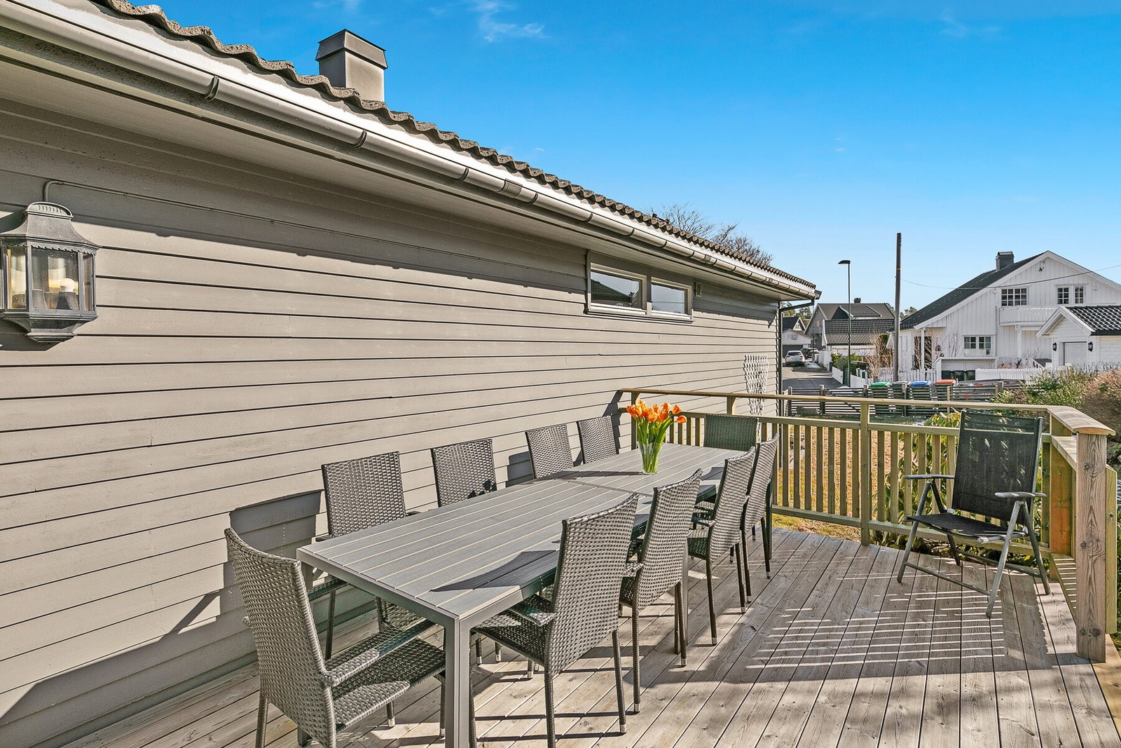 Ute har du flere fine utesoner hvor du kan flytte deg etter vær og vind. Galleribilde