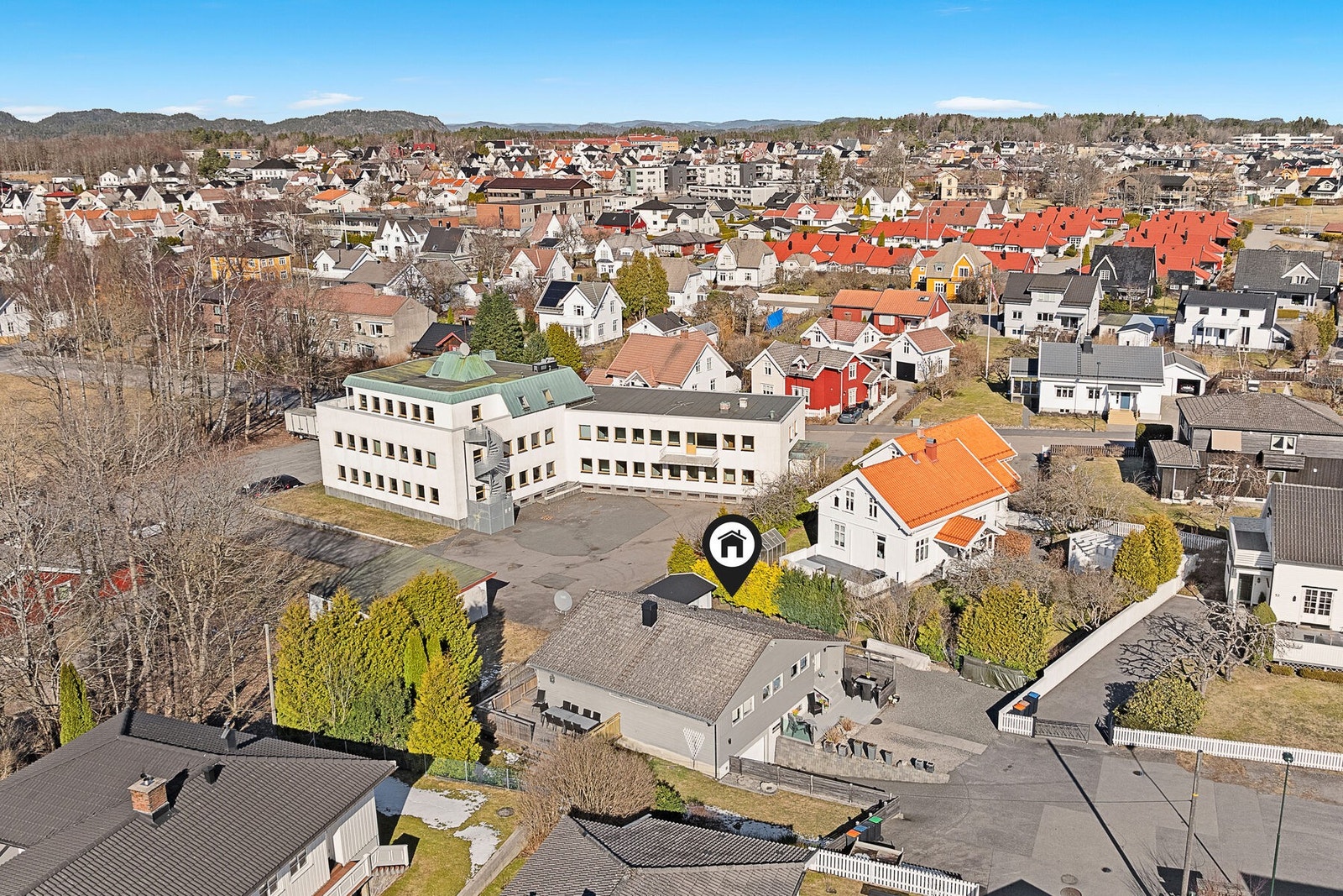 Naboeiendommen (skolebygget i bildet) ble nylig solgt, og det er planlagt flere boenheter. Se salgsoppgaven for nærmere informasjon. Galleribilde