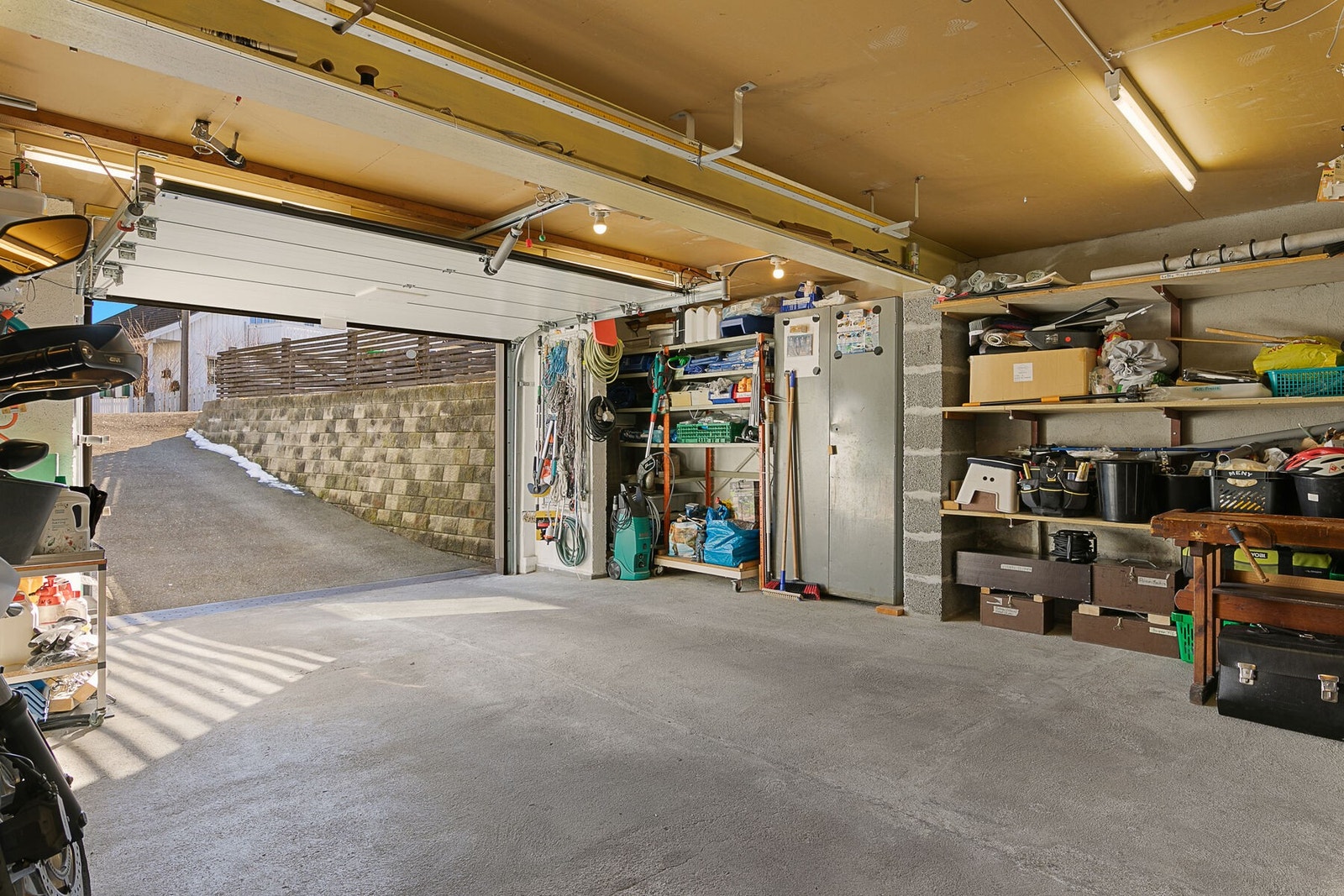 Boligen har egen garasjekjeller med varmekabler under nedkjøringen. Galleribilde