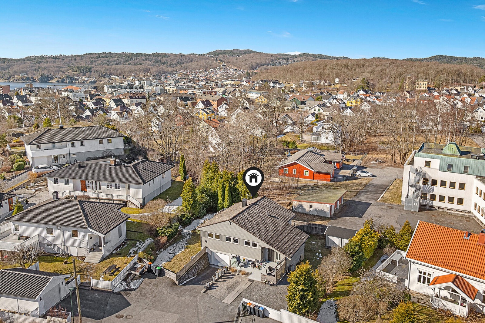 Her bor du med kort vei til barnehager, skoler, dagligvare og sentrum. Til høyre i bildet ser du fotballsletta. Galleribilde