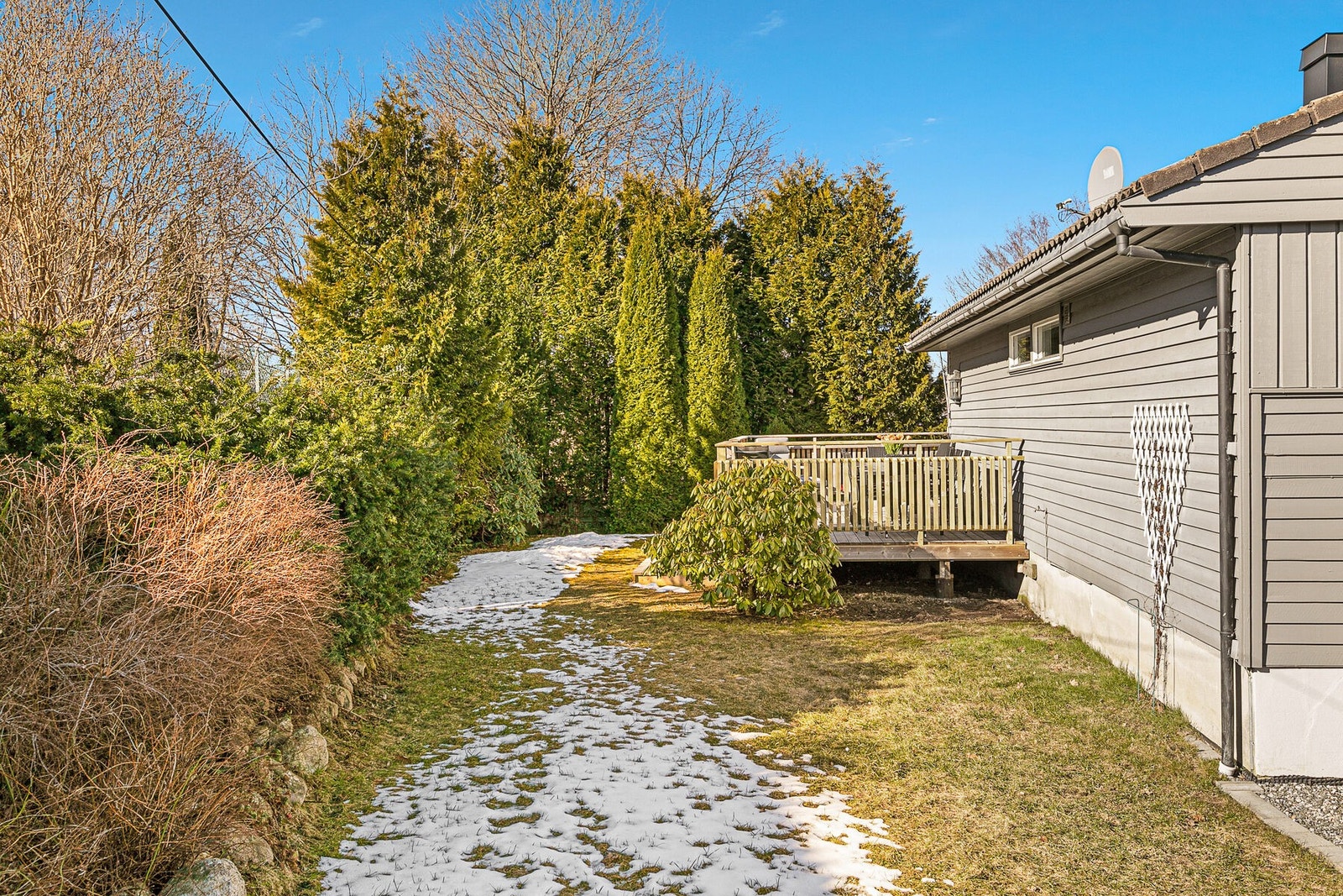 Hageområde - snøen slipper snart taket. Galleribilde