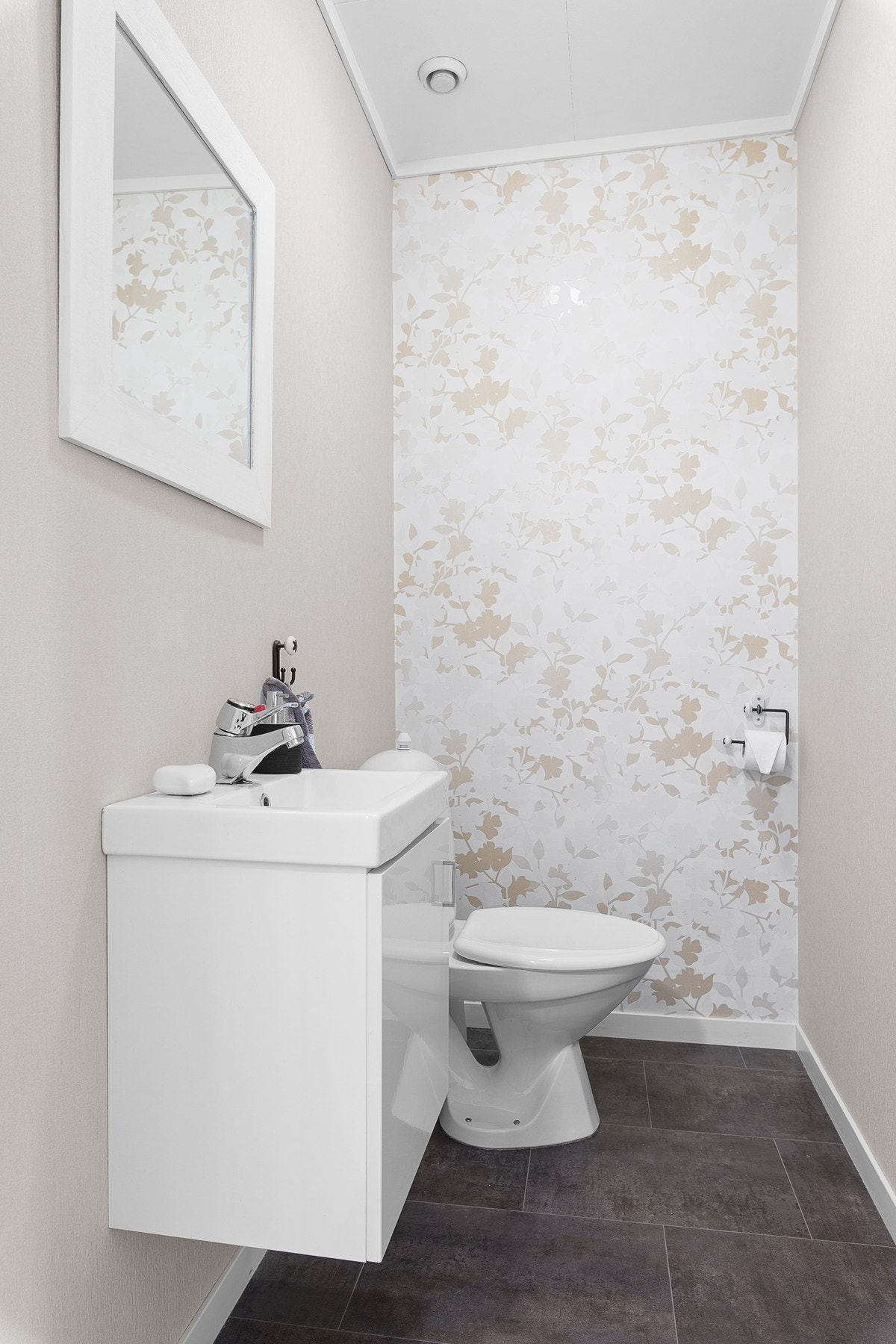 Separat og praktisk toalettrom i hovedetasjen. Galleribilde