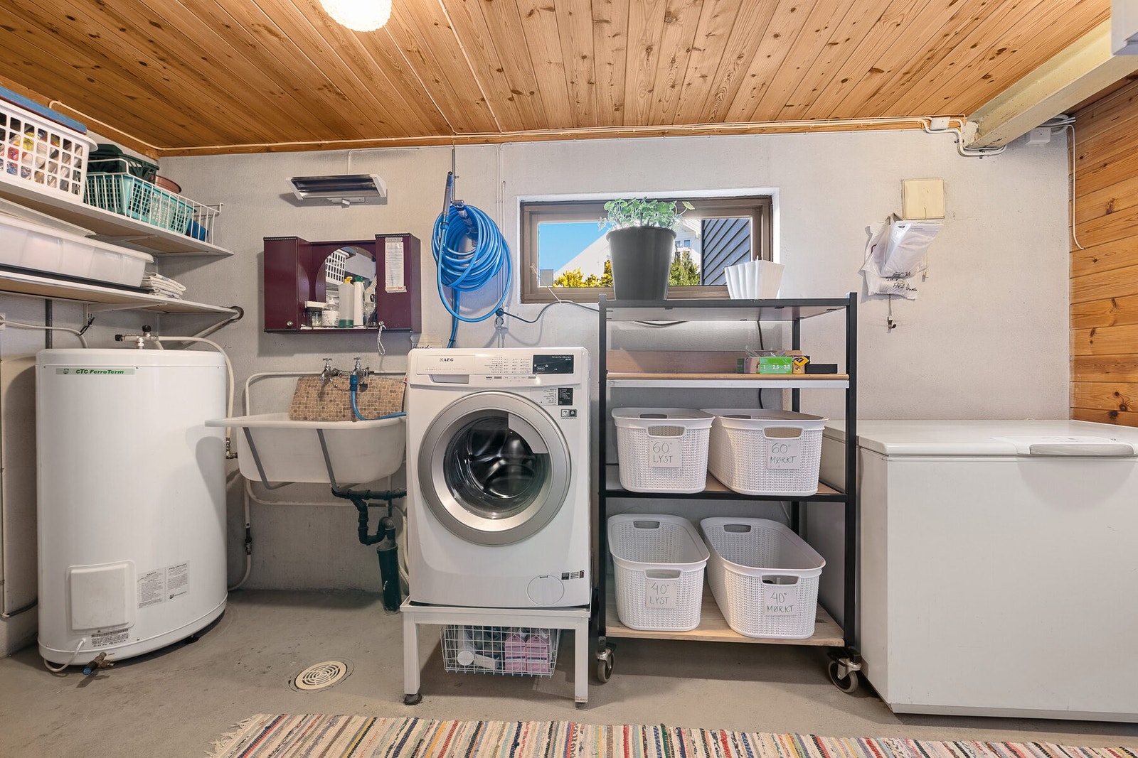 Vaskerommet finner du i kjelleren, og har godt med plass og arbeidsrom. Galleribilde