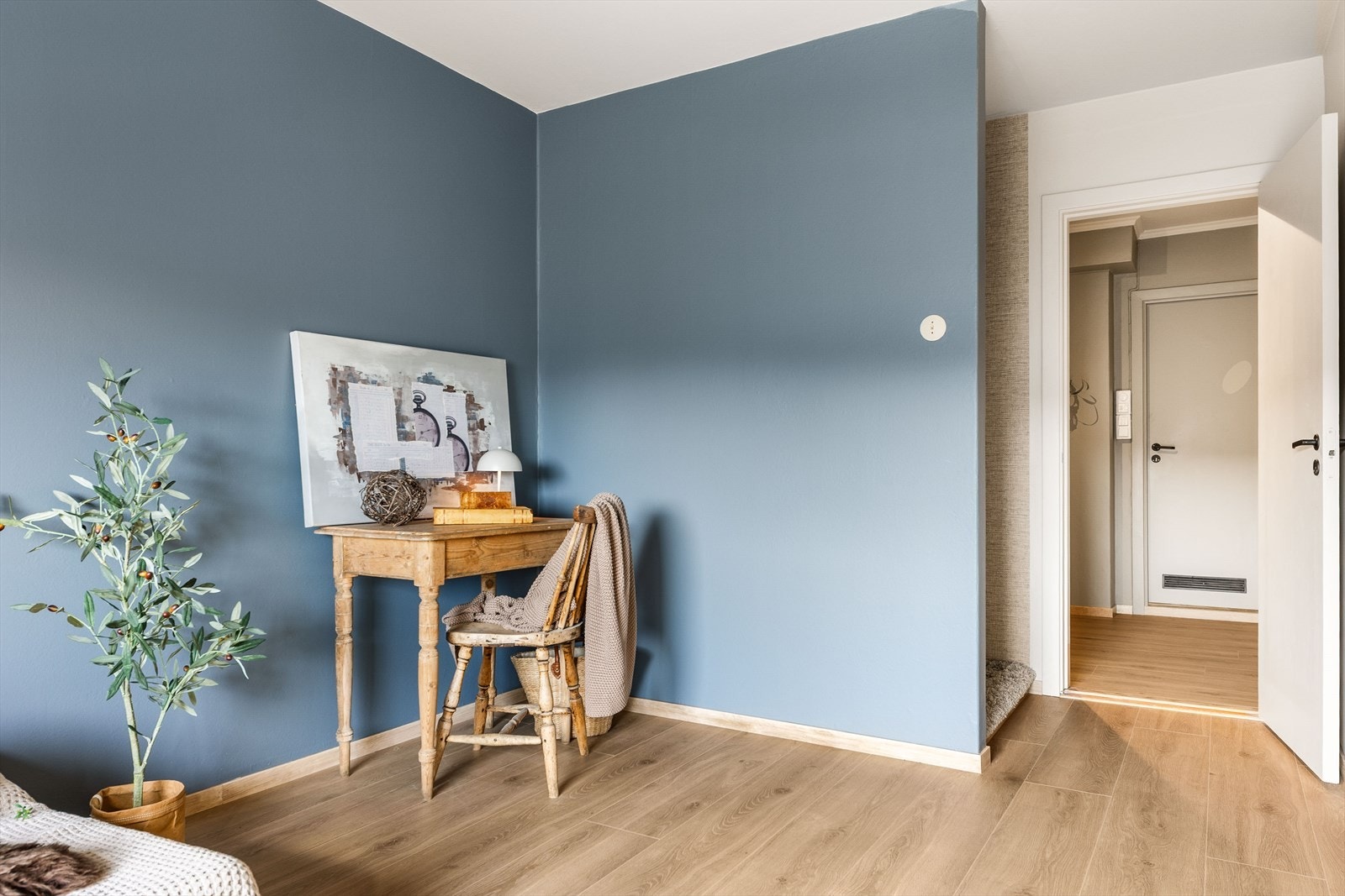 Plass til kontorpult og klesoppbevaring Galleribilde