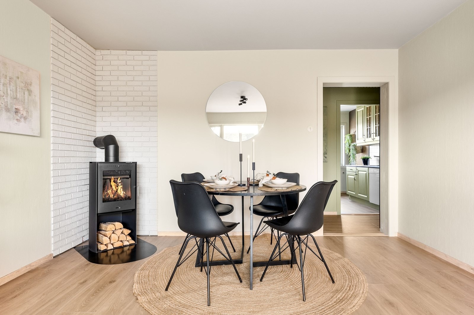 Det er montert ny peisovn som effektivt varmer Galleribilde