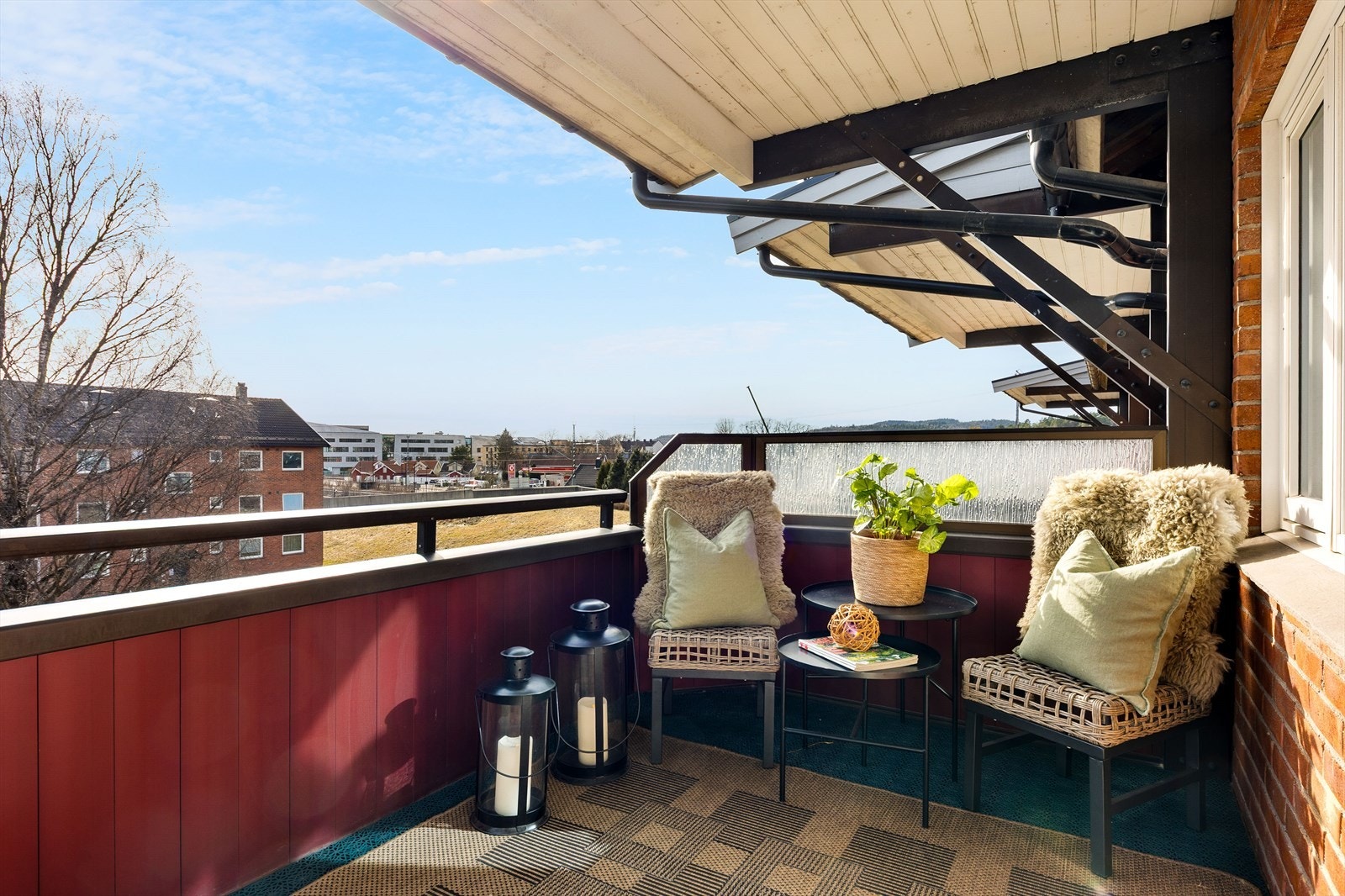 Hyggelig, overbygget balkong utenfor stuen Galleribilde