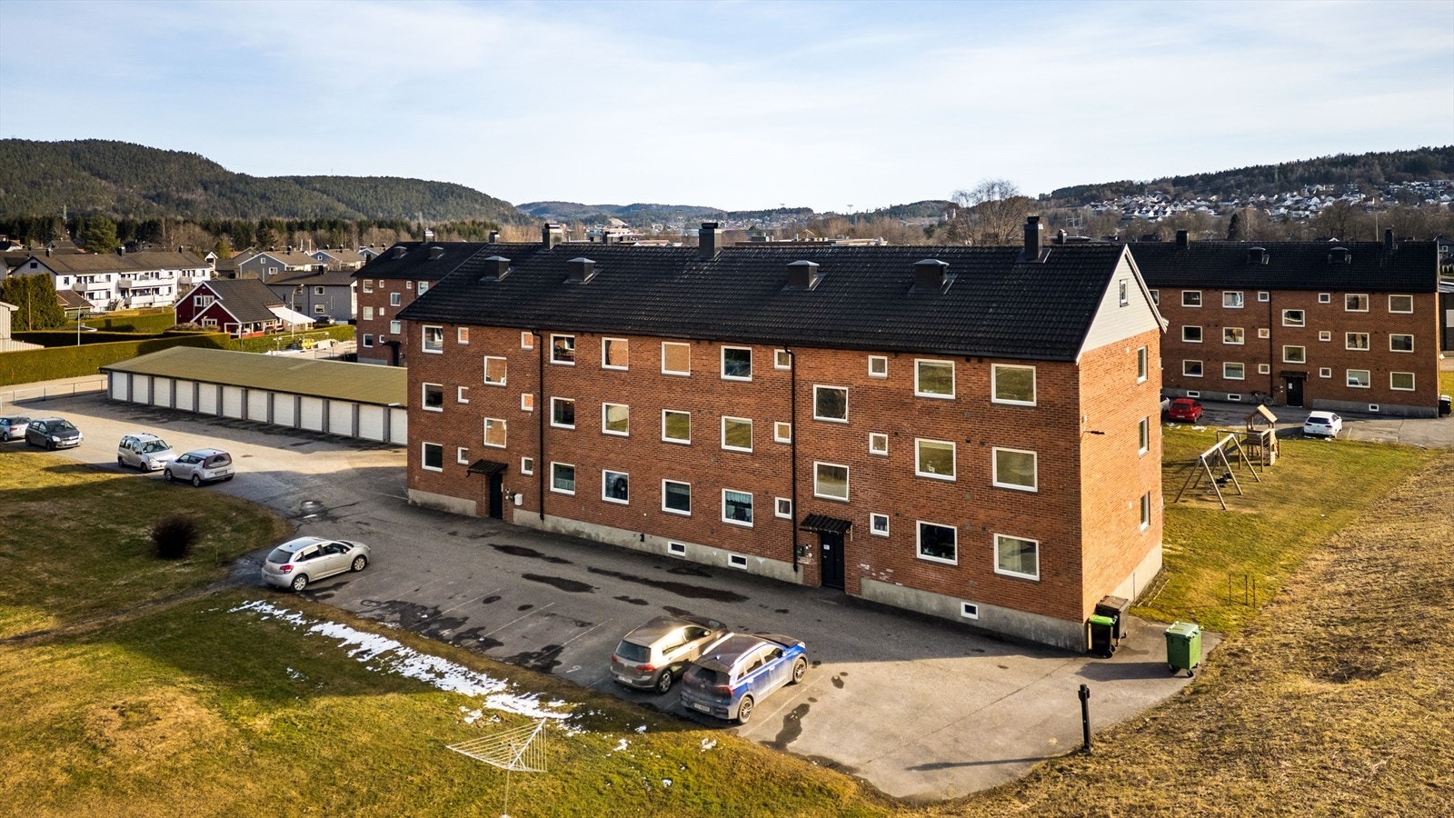 Parkeringsplasser utenfor blokka - borettslaget har også elbilladere for beboere Galleribilde