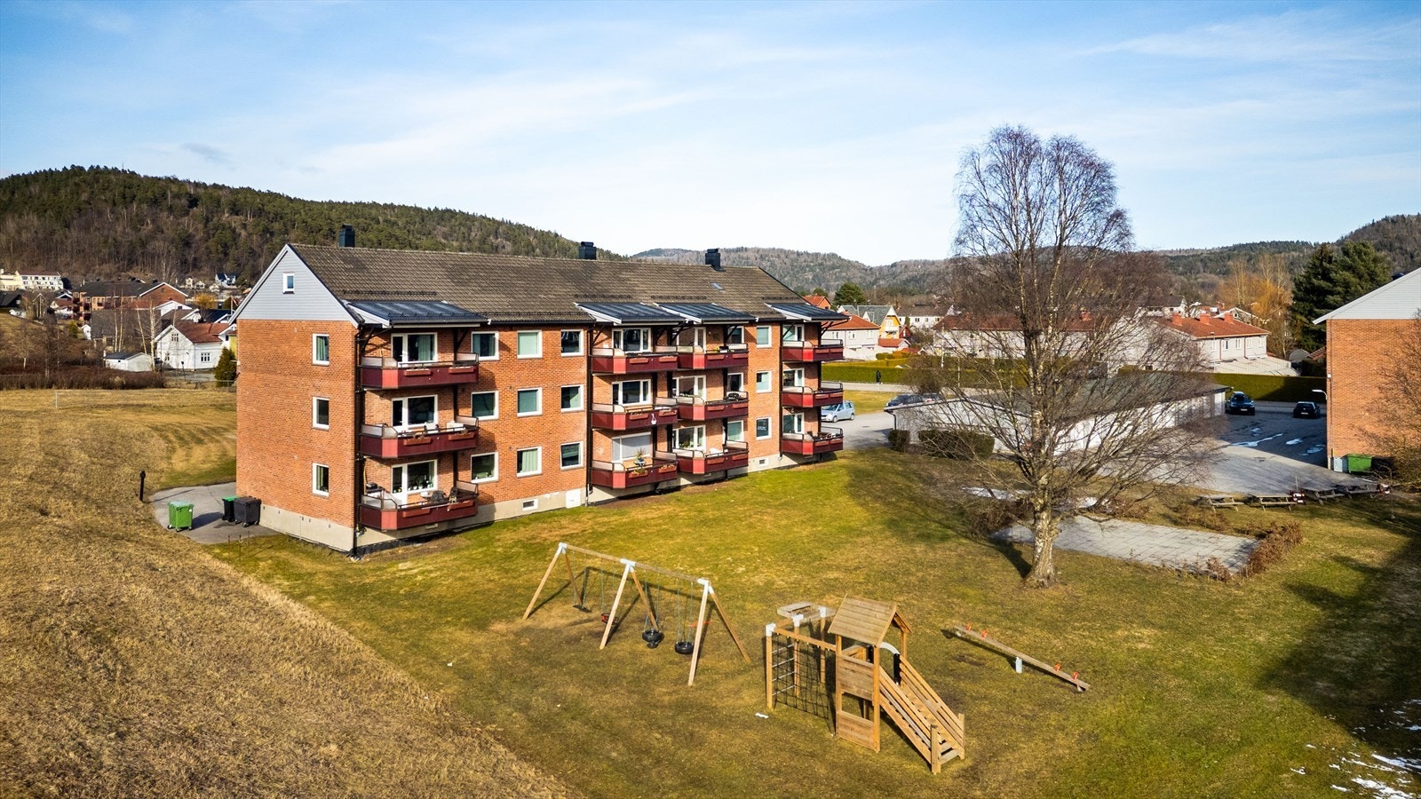 Borettslaget har fine, barnevennlige fellesarealer utenfor blokka Galleribilde