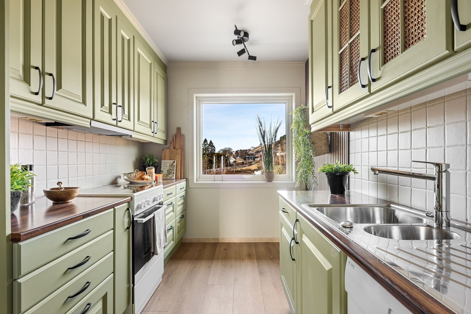 Malt, profilert kjøkkeninnredning og plass til frokostgruppe på kjøkkenet Galleribilde