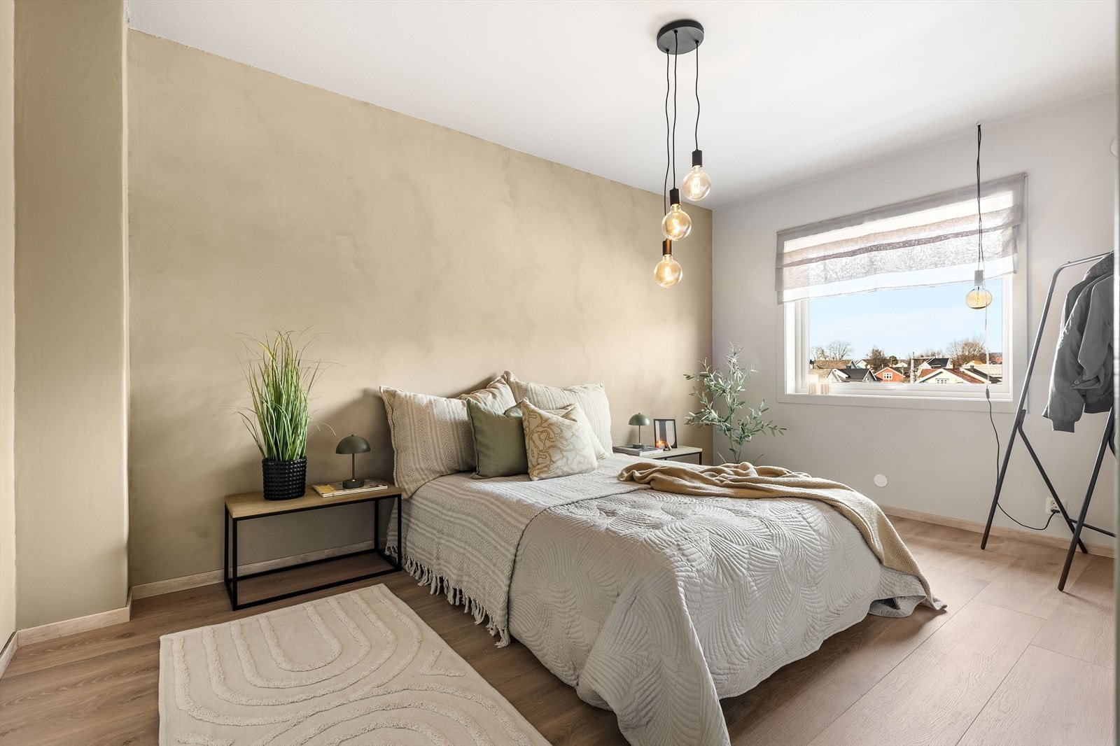 Romslig hovedsoverom med plass til dobbeltseng og garderobe Galleribilde