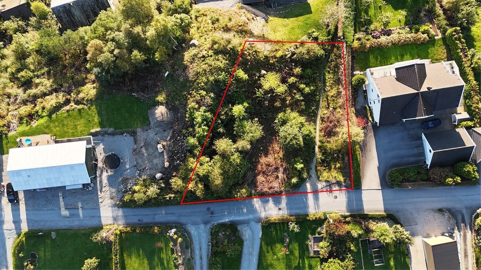 Tomten er romslig på 1042m2 og har ingen byggeklausul. Rød markering på bildet er omtrentlige grenser. Galleribilde